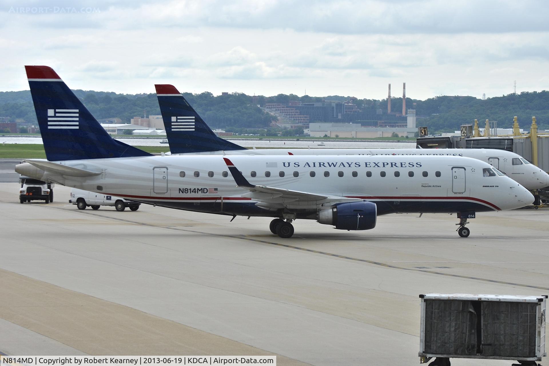N814MD, 2004 Embraer 170SU (ERJ-170-100SU) C/N 17000033, Turning on to stand after arrival