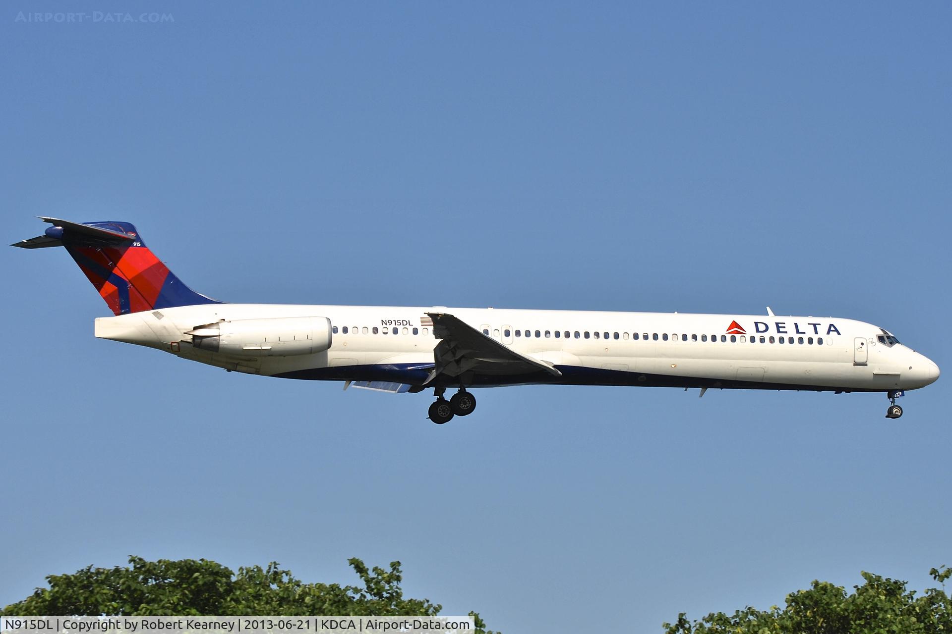 N915DL, 1988 McDonnell Douglas MD-88 C/N 49546, On short finals for r/w 19