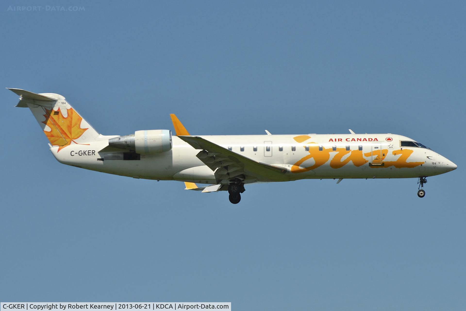 C-GKER, 2000 Bombardier CRJ-200ER (CL-600-2B19) C/N 7368, On short finals for r/w 19