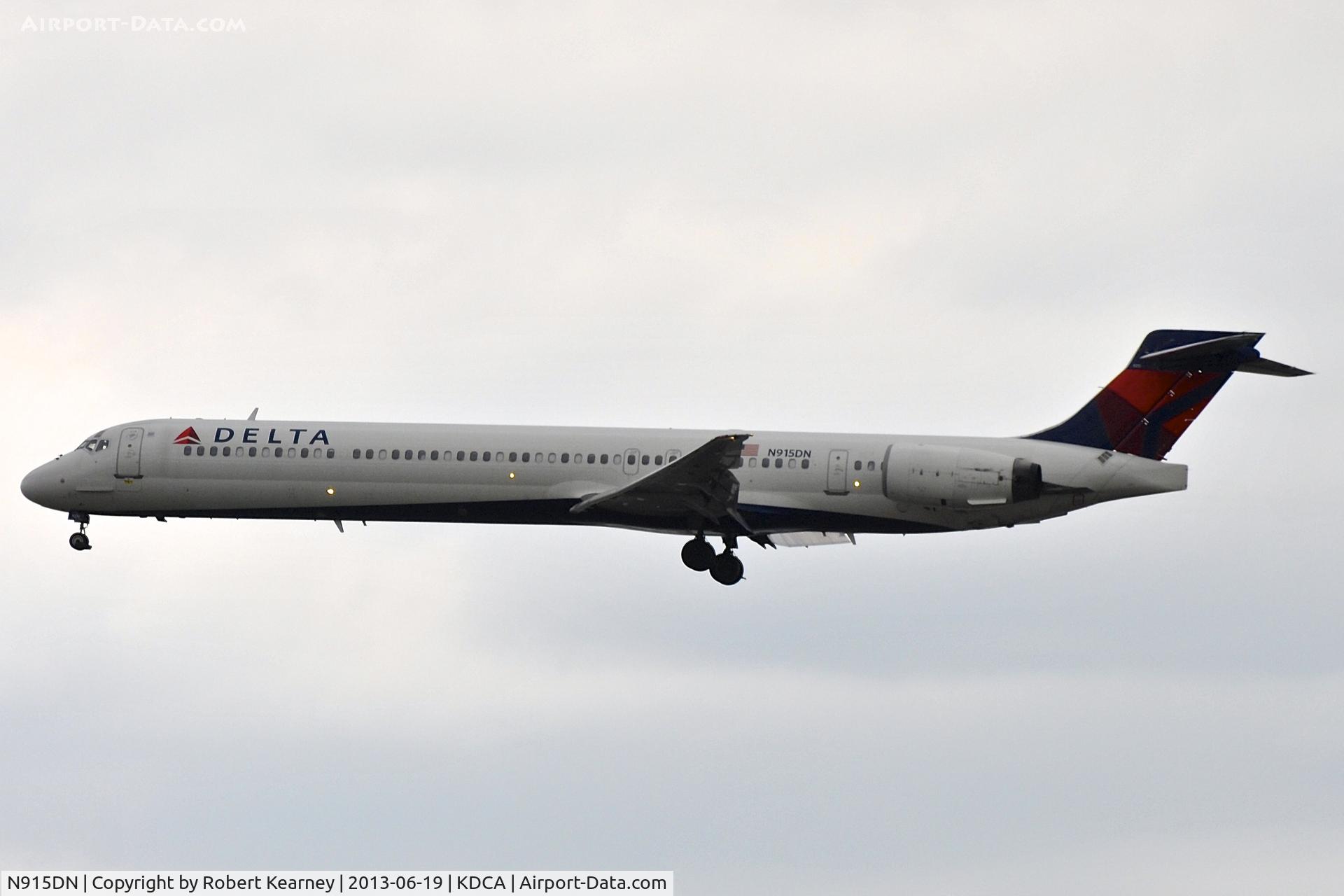 N915DN, 1996 McDonnell Douglas MD-90-30 C/N 53395, On short finals for r/w 1