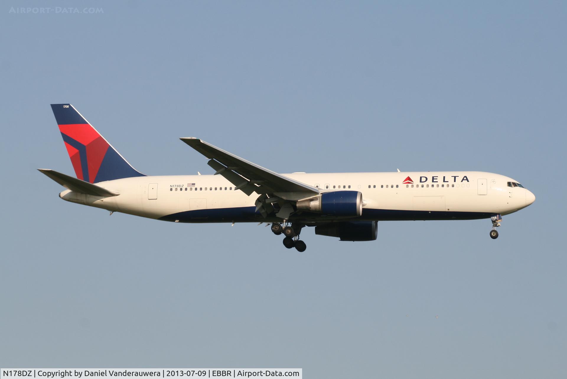 N178DZ, 2000 Boeing 767-332/ER C/N 30596, Arrival of flight DL080 to RWY 02