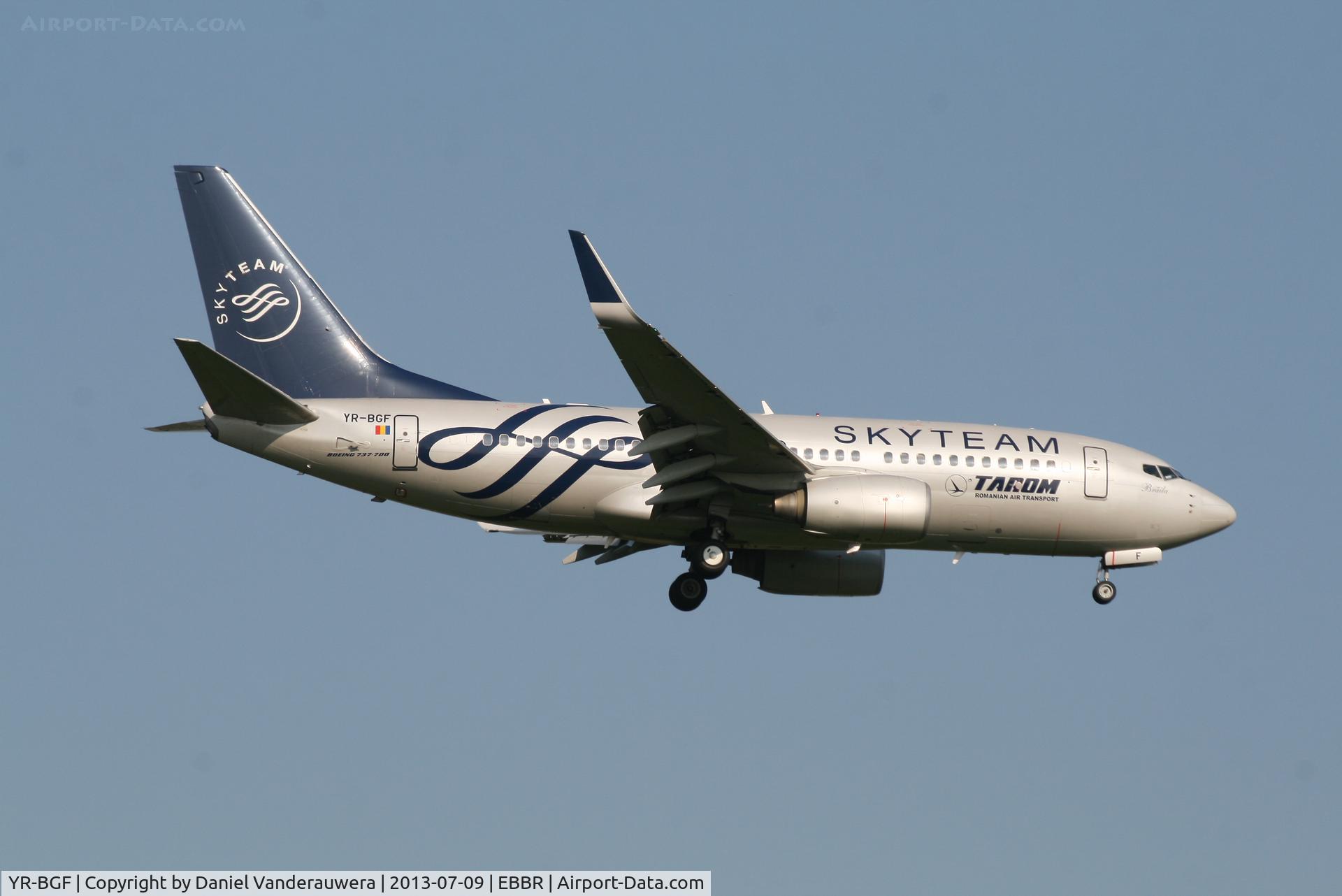 YR-BGF, 2001 Boeing 737-78J C/N 28440, Arrival of flight RO371 to RWY 02