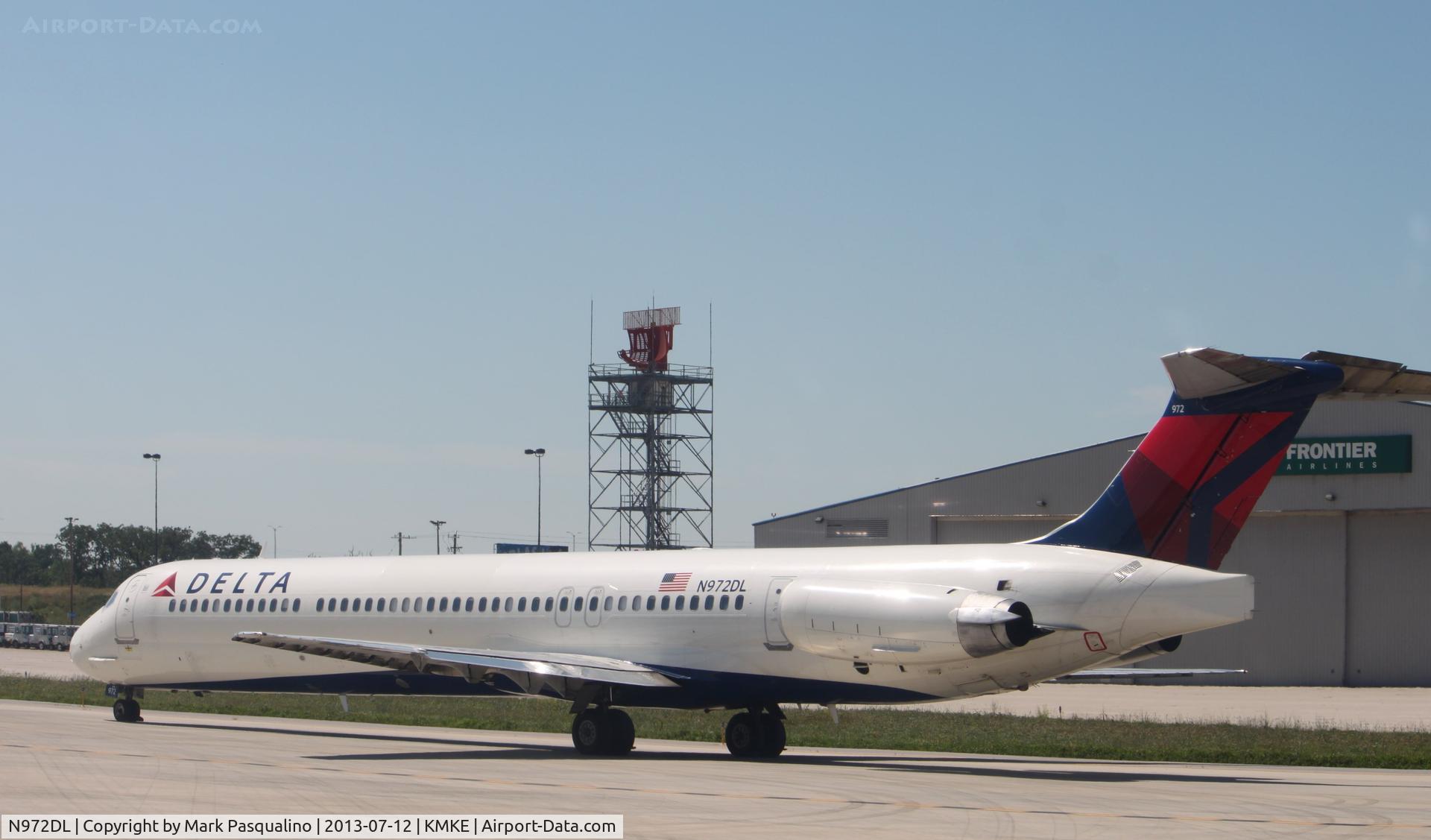 N972DL, 1991 McDonnell Douglas MD-88 C/N 53215, MD-88