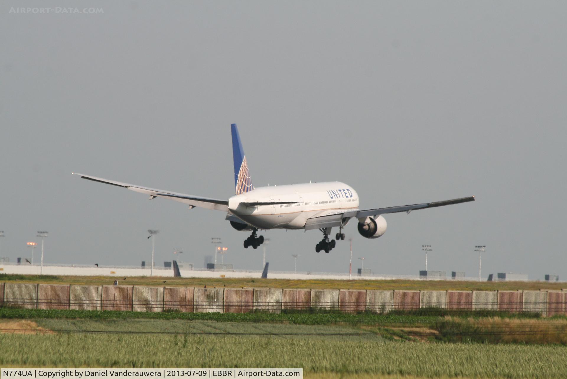 N774UA, 1996 Boeing 777-222 C/N 26936, Flight UA972 is descending to RWY 02