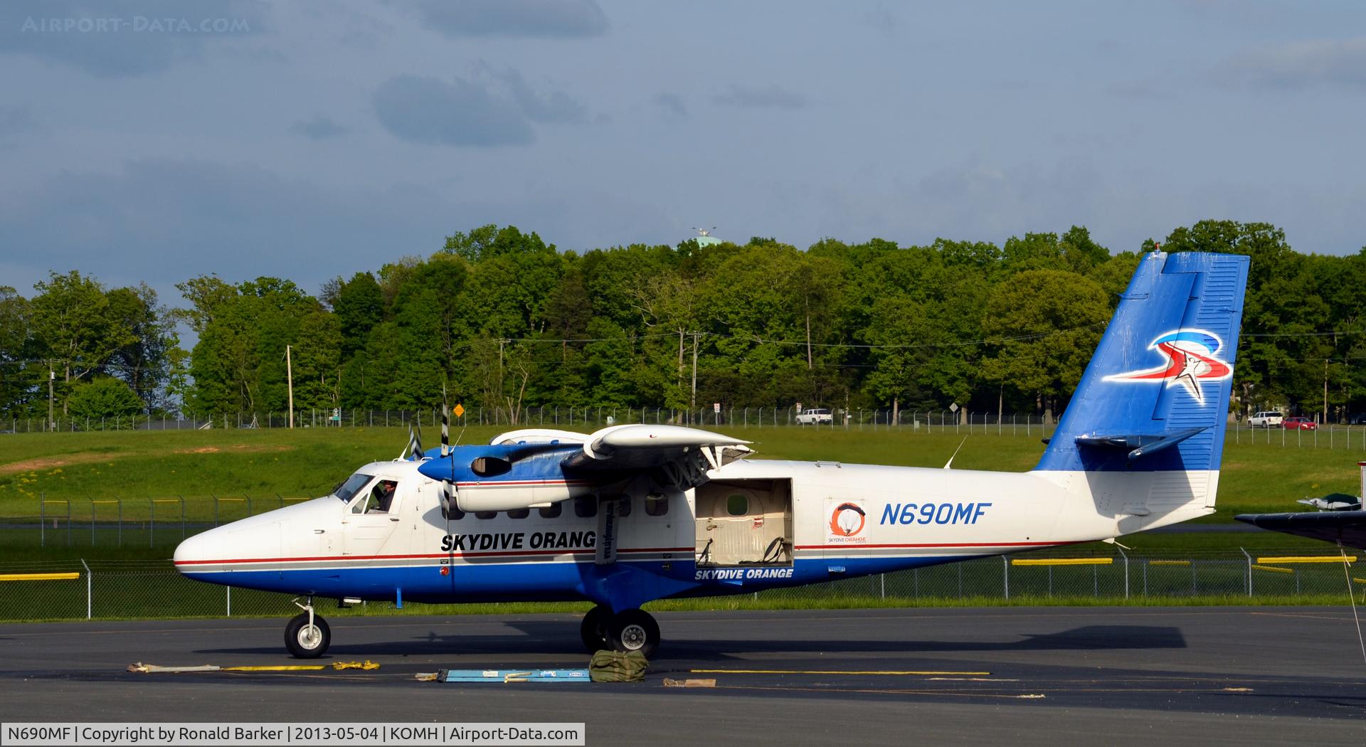 N690MF, 1968 De Havilland Canada DHC-6-200 Twin Otter C/N 121, Orange