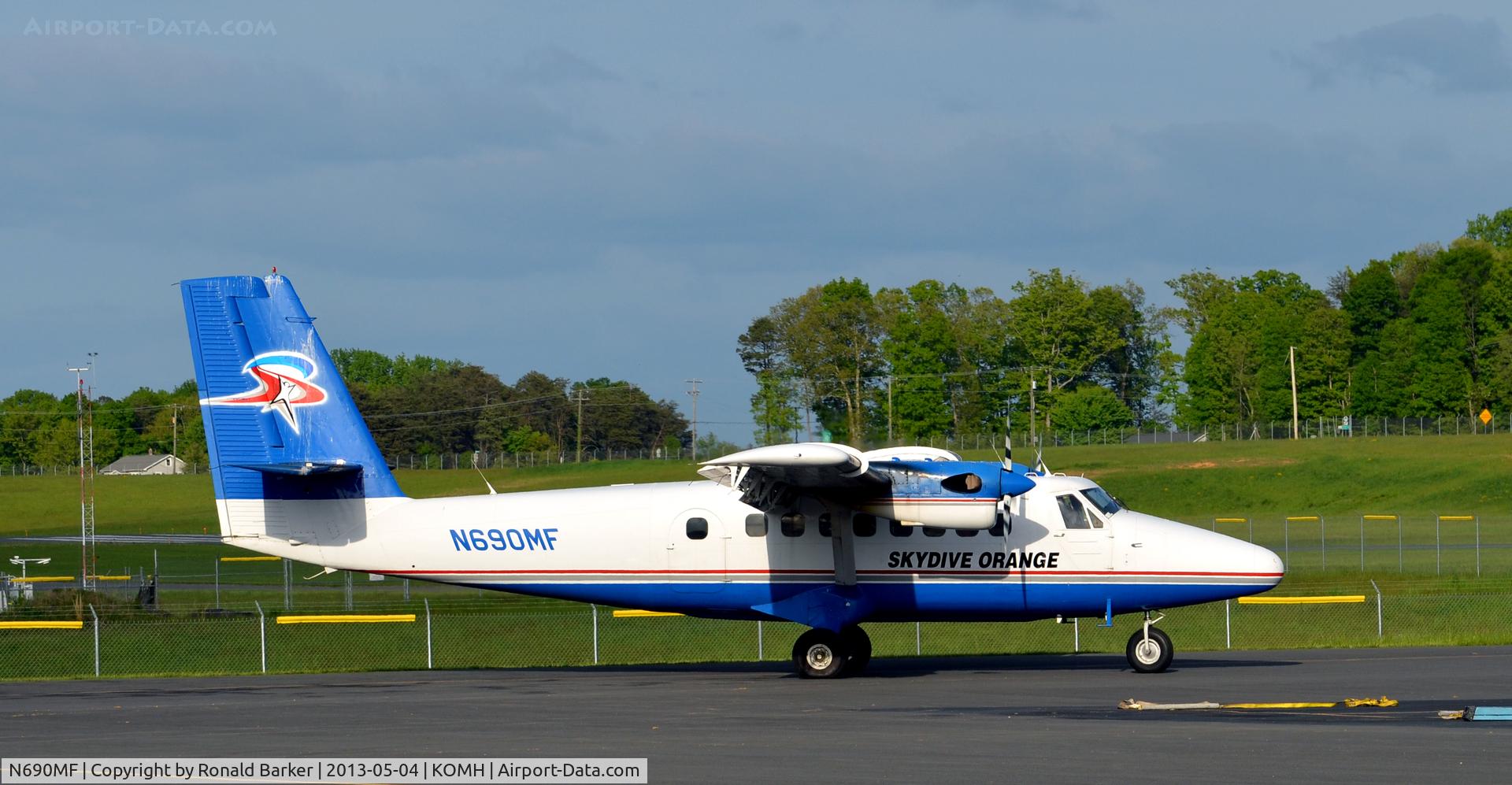 N690MF, 1968 De Havilland Canada DHC-6-200 Twin Otter C/N 121, Taxi Orange