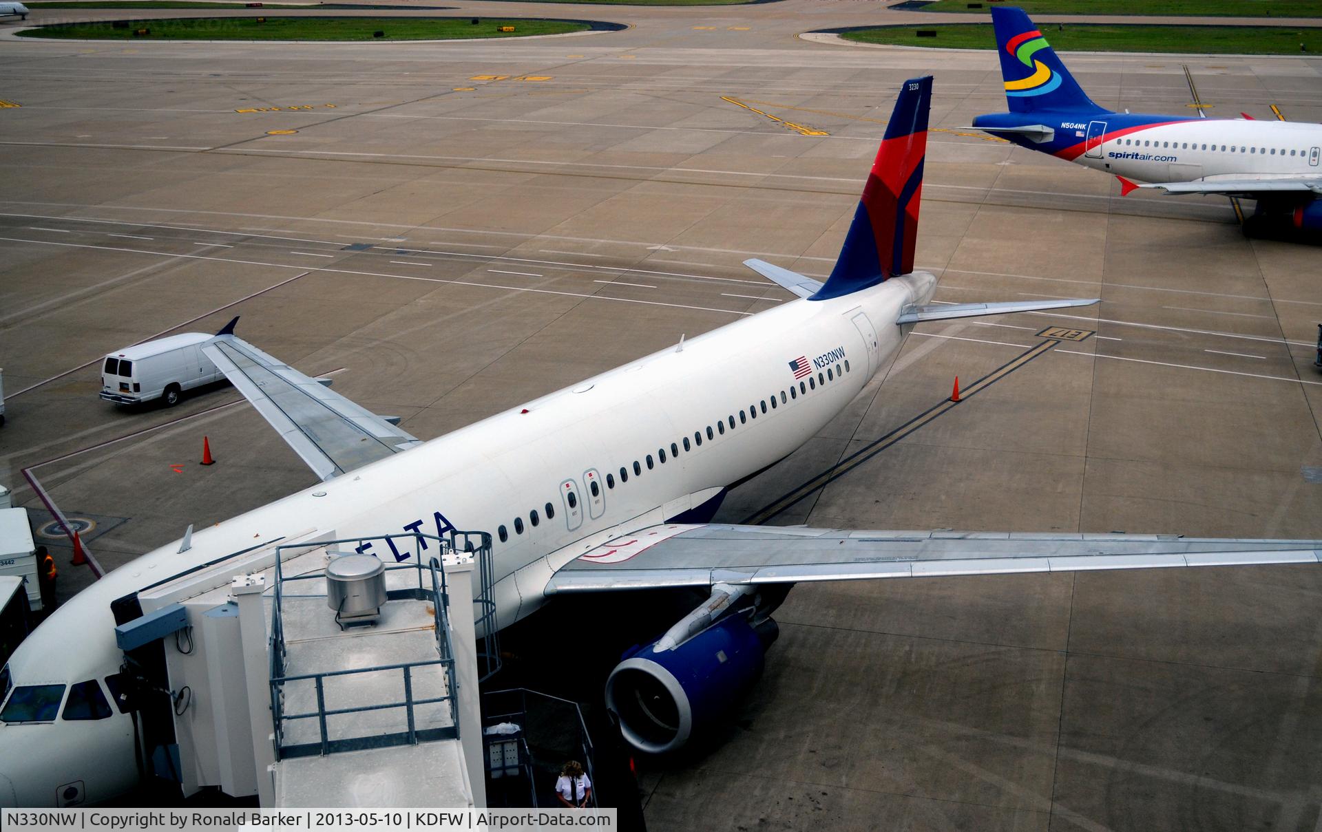 N330NW, 1992 Airbus A320-211 C/N 307, Gate E17 DFW