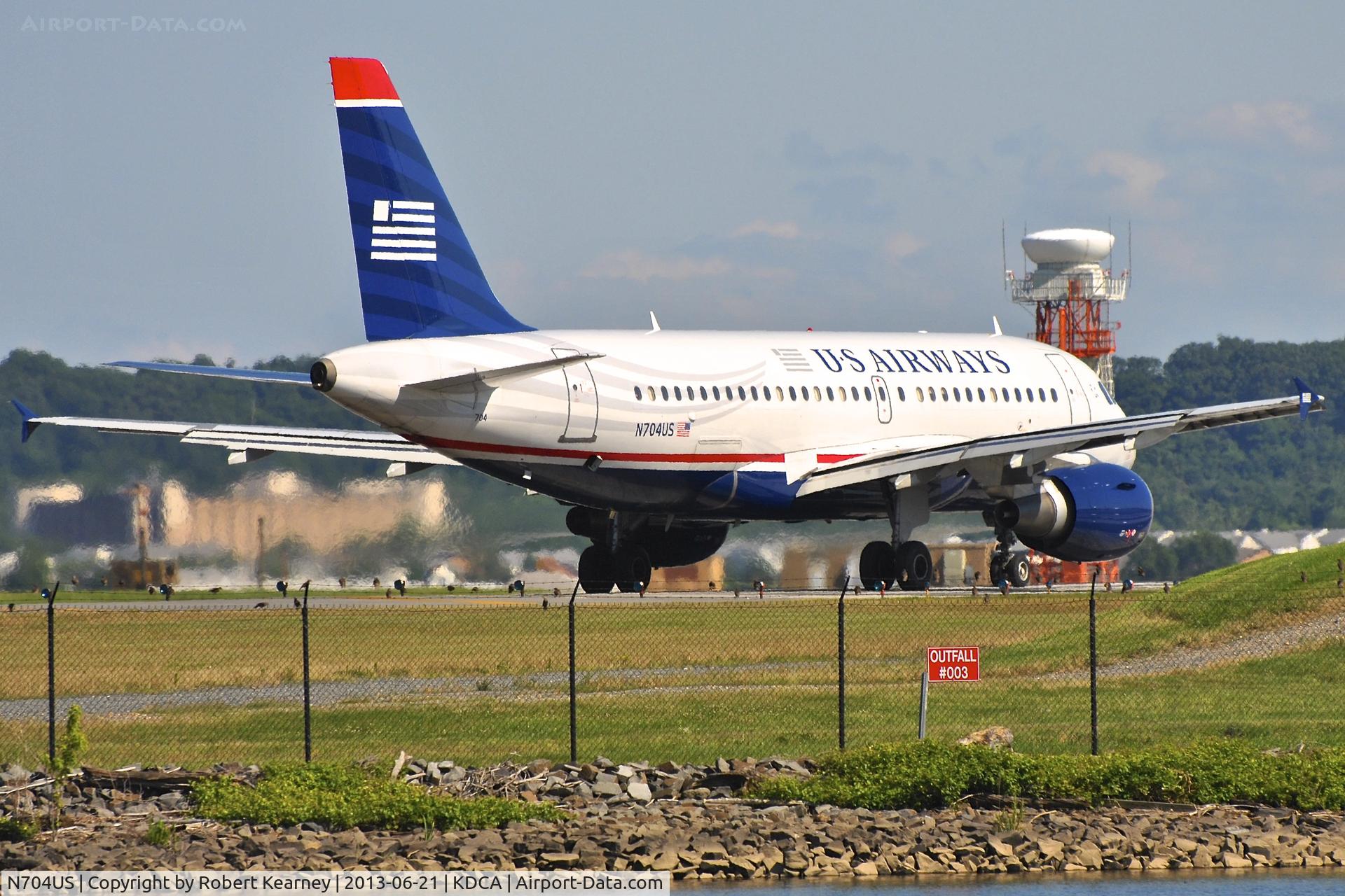 N704US, 1998 Airbus A319-112 C/N 0922, Lining up r/w 19