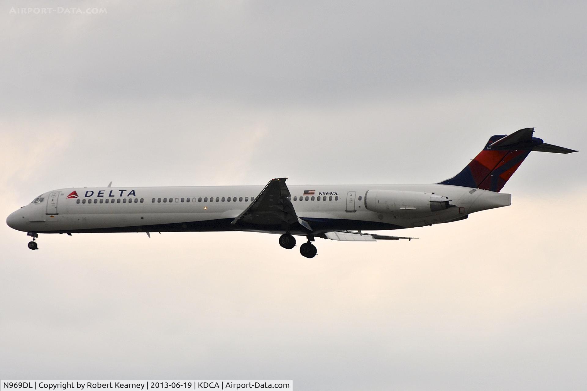 N969DL, 1990 McDonnell Douglas MD-88 C/N 53172, On short finals for r/w 1
