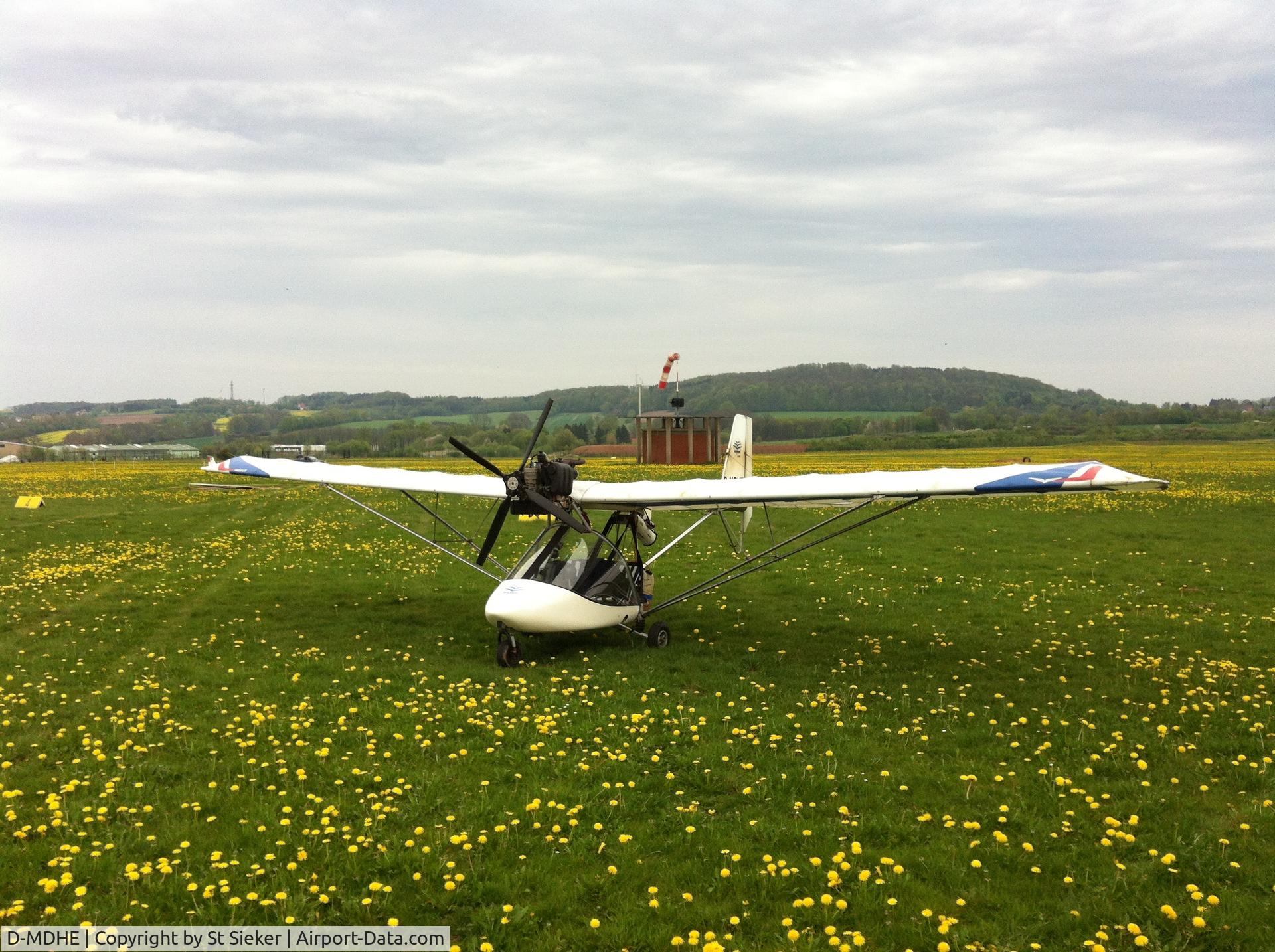 D-MDHE, 1993 Comco Ikarus C22 Fox C/N 9303-3481, Caught on the airfield Detmold/germany