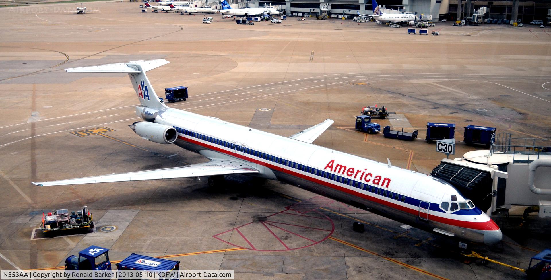 N553AA, 1991 McDonnell Douglas MD-82 (DC-9-82) C/N 53083, Gate C30 DFW