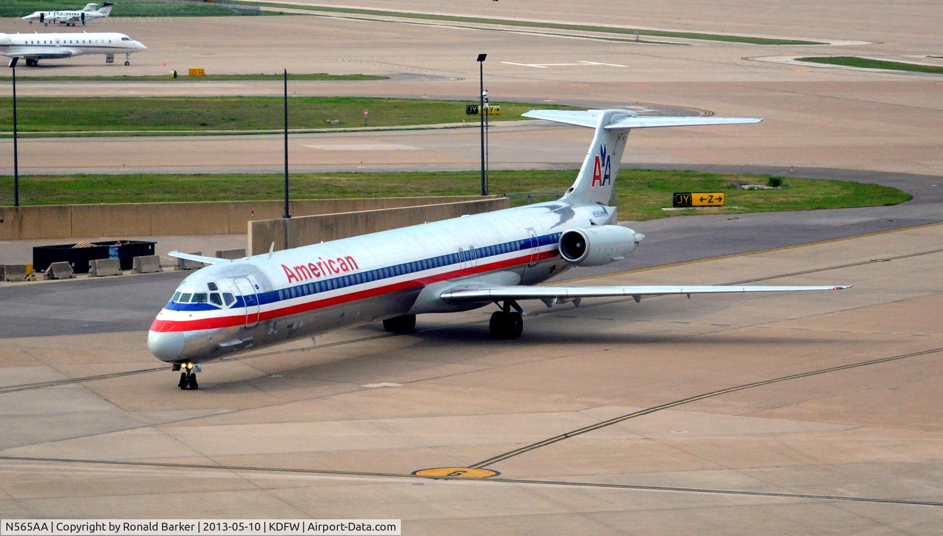 N565AA, 1987 McDonnell Douglas MD-83 (DC-9-83) C/N 49347, Taxi DFW