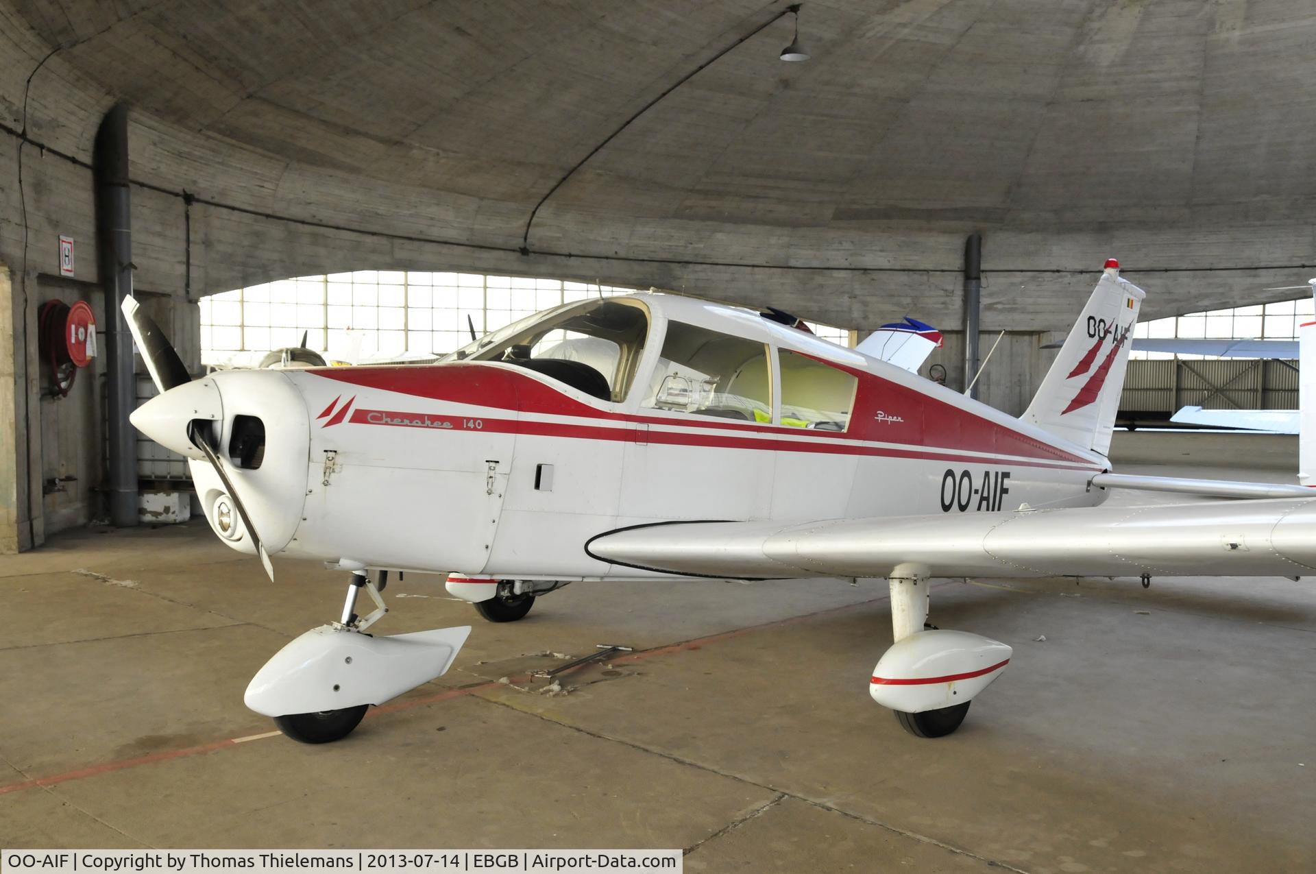 OO-AIF, 1986 Piper PA-28-140 Cherokee C/N 28-24668, parked in the hangar