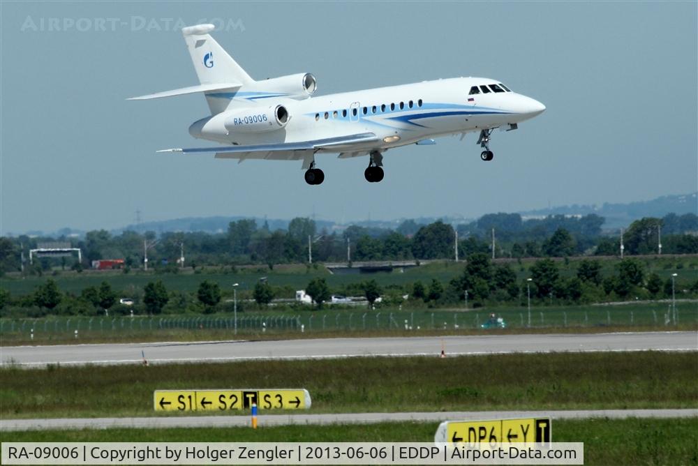 RA-09006, 2006 Dassault Falcon 900EX C/N 164, Members of security staff of an russian natural staff producer on final for rwy 08R....