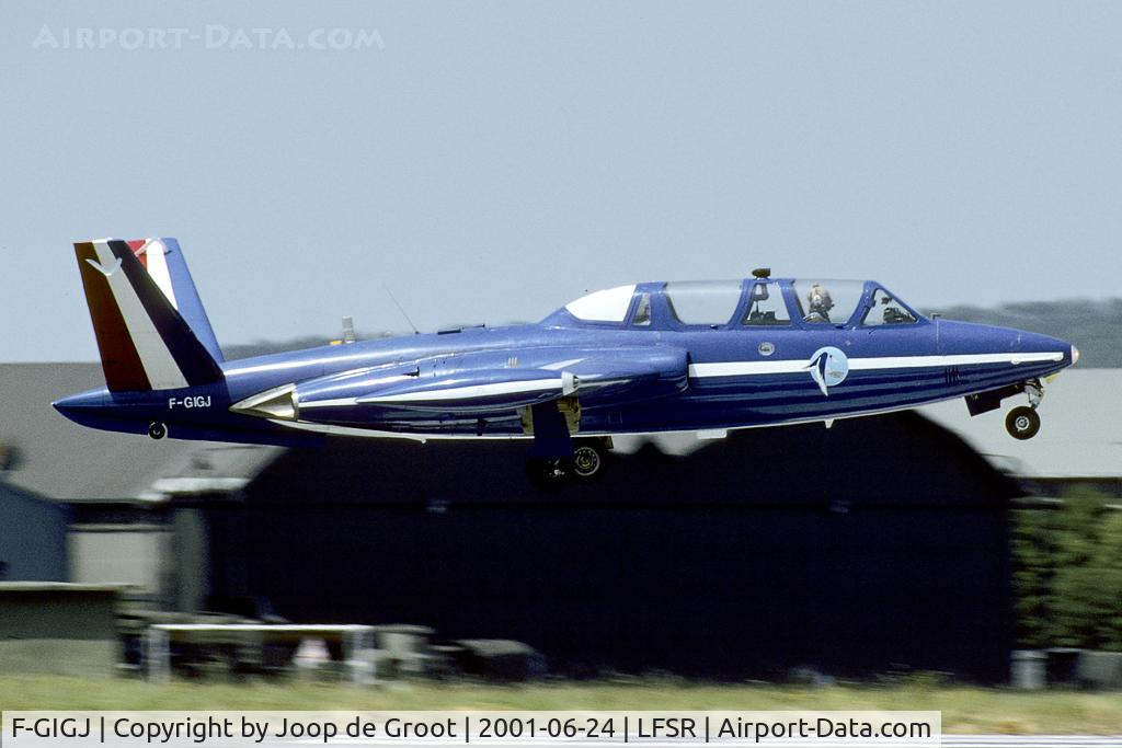 F-GIGJ, Fouga CM-170 Magister C/N 561, Ex AdlA Magister in the colors of Patrouille de France. Sold to the US as N561VM.