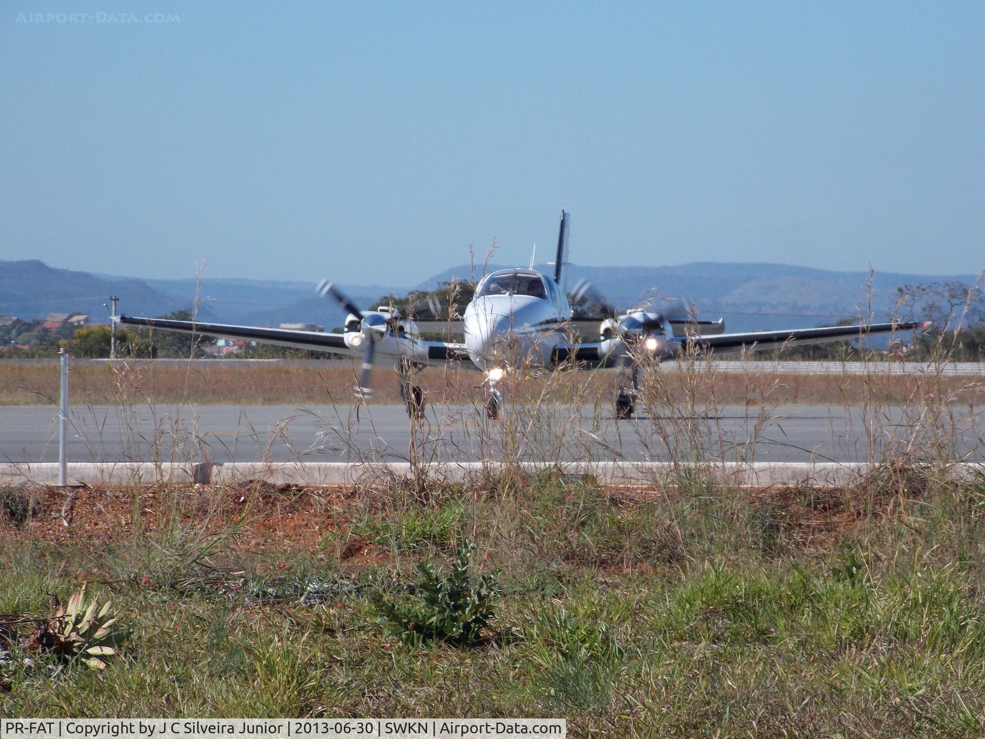PR-FAT, Beech 58 Baron C/N TH-2010, Taxi on CLV