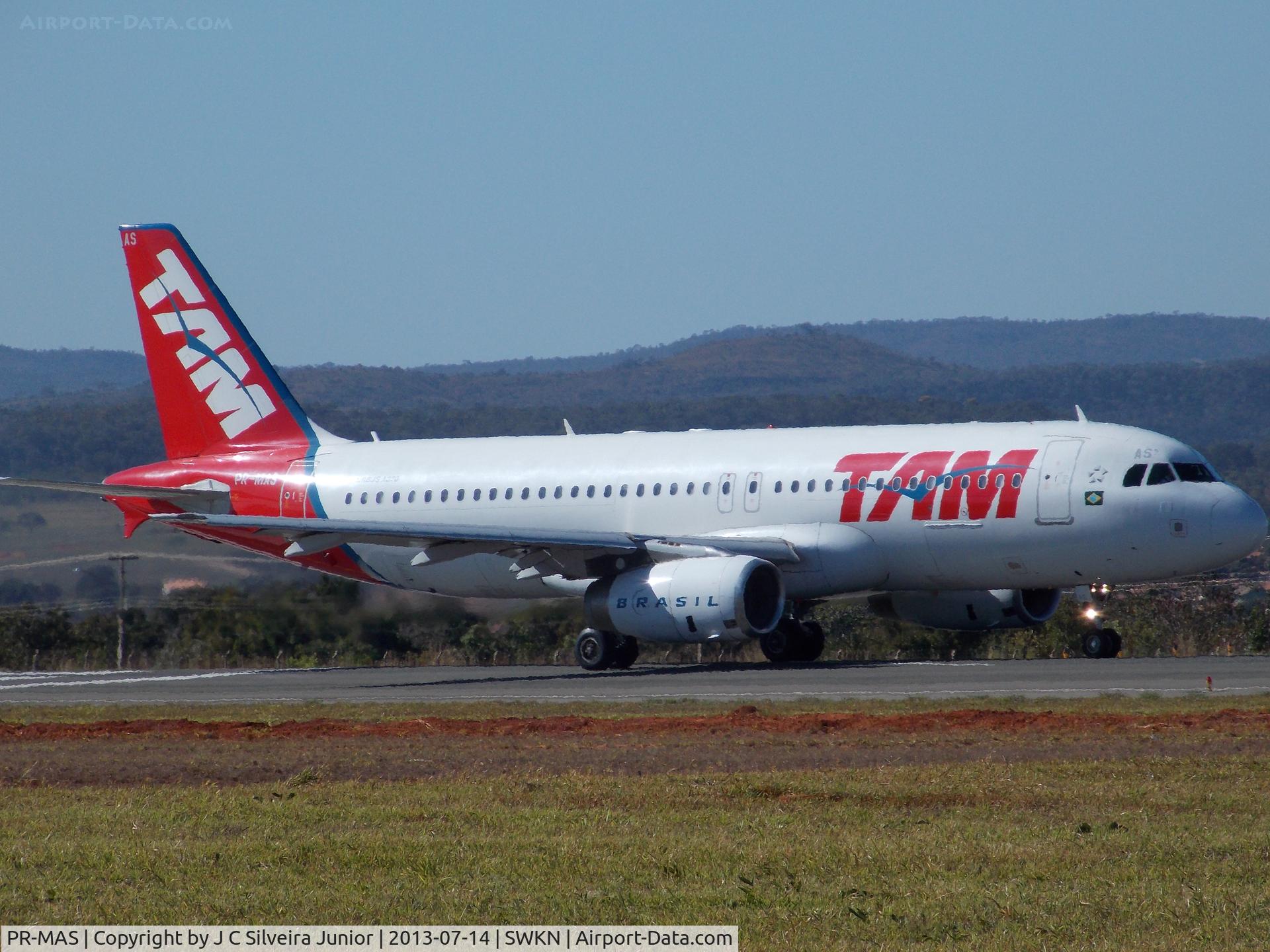 PR-MAS, 2005 Airbus A320-232 C/N 2372, Cleared for takeoff on RWY 09