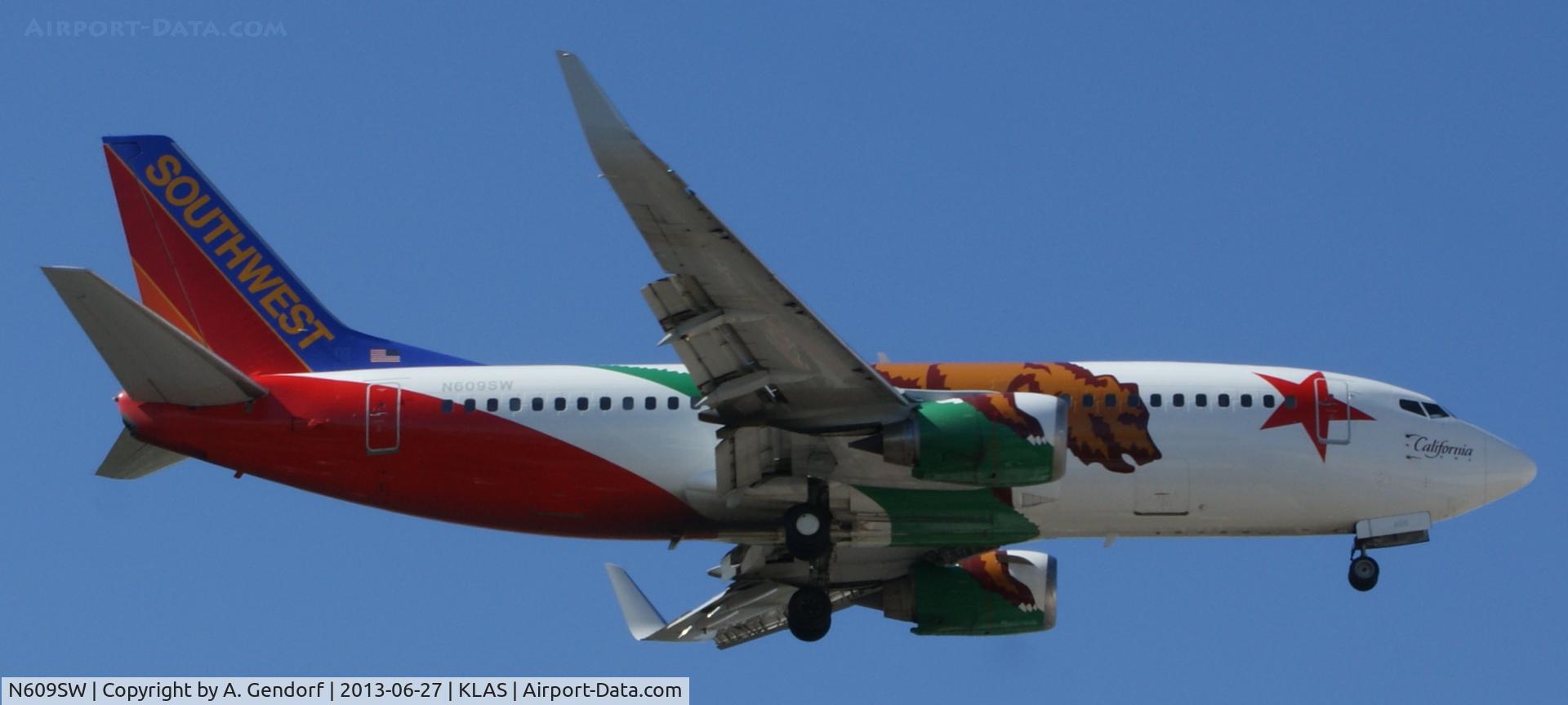 N609SW, 1995 Boeing 737-3H4 C/N 27929, Southwest Airlines (California One cs.), is approaching here Las Vegas Int´l(KLAS)