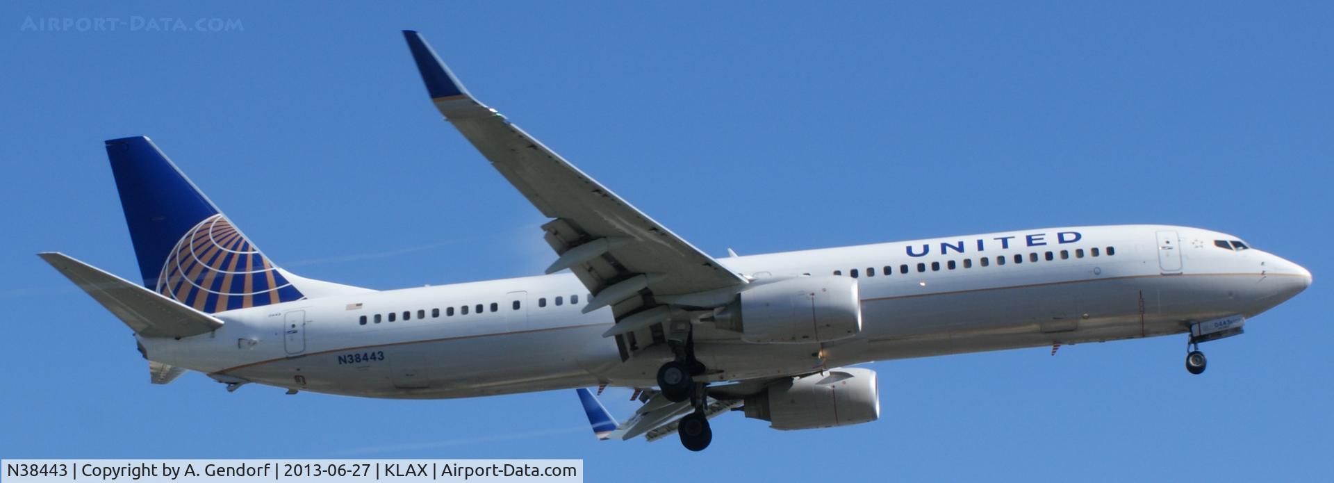 N38443, 2010 Boeing 737-924/ER C/N 31655, United, is landing at Los Angeles Int´l(KLAX)
