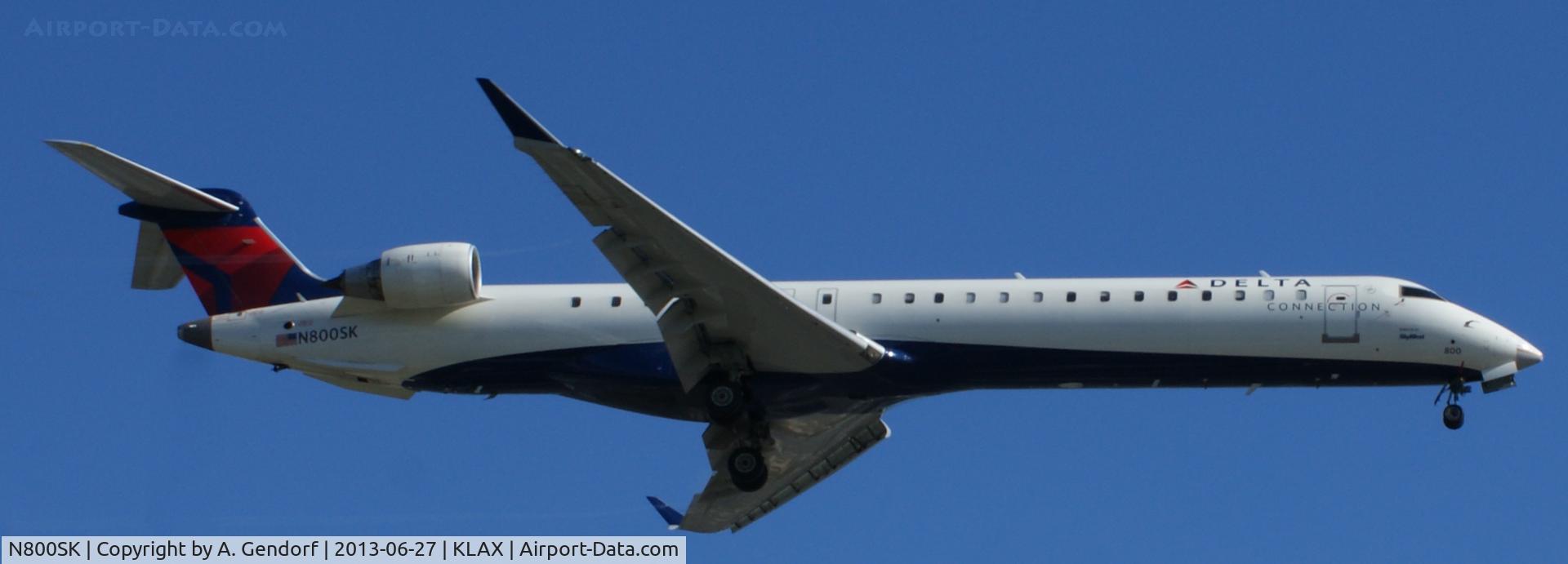 N800SK, 2006 Bombardier CRJ-900ER (CL-600-2D24) C/N 15060, Sky West (Delta Connection), is approaching RWY 24R at Los Angeles Int´l(KLAX)
