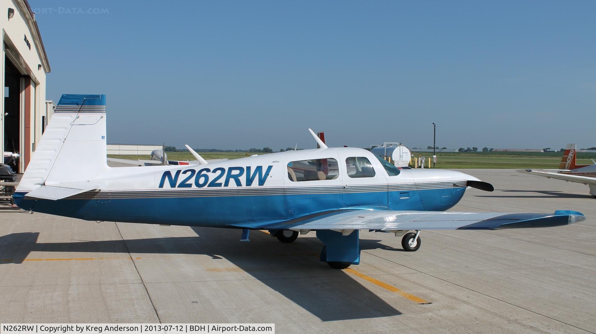 N262RW, 1982 Mooney M20K C/N 25-0649, Mooney M20K on the ramp in Willmar, MN.