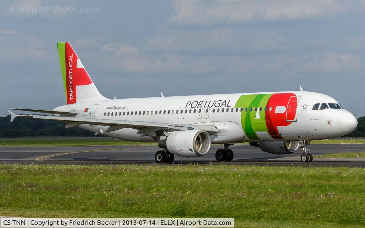 CS-TNN, 2002 Airbus A320-214 C/N 1816, taxying to the active