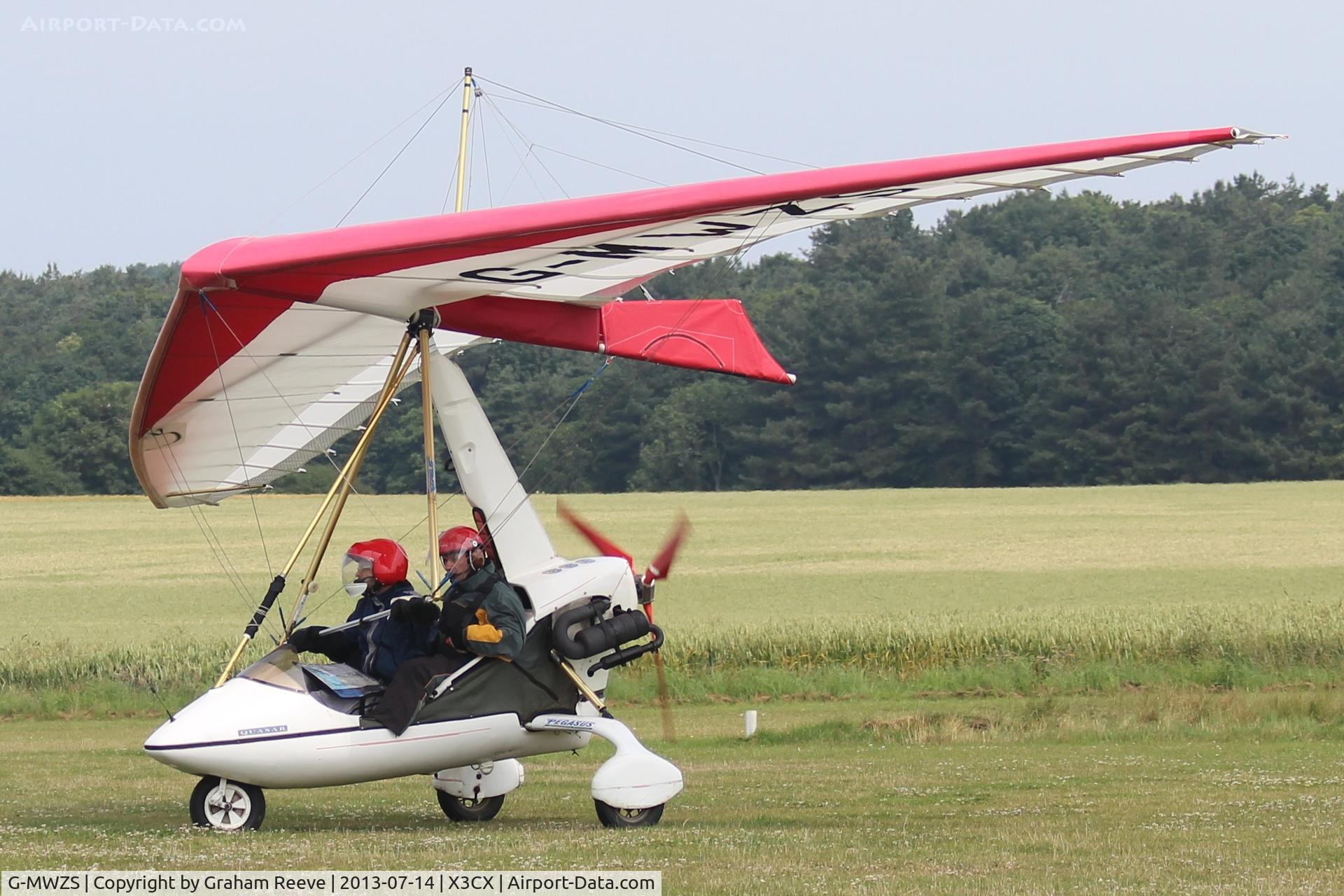 G-MWZS, 1992 Solar Wings Pegasus Quasar IITC C/N SW-WQT-0501, Just landed at Norhtrepps.