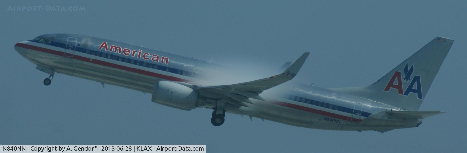 N840NN, 2010 Boeing 737-823 C/N 33518, American Airlines, moisture forms over the wings, after Take Off at Los Angeles Int´l(KLAX) in the morning