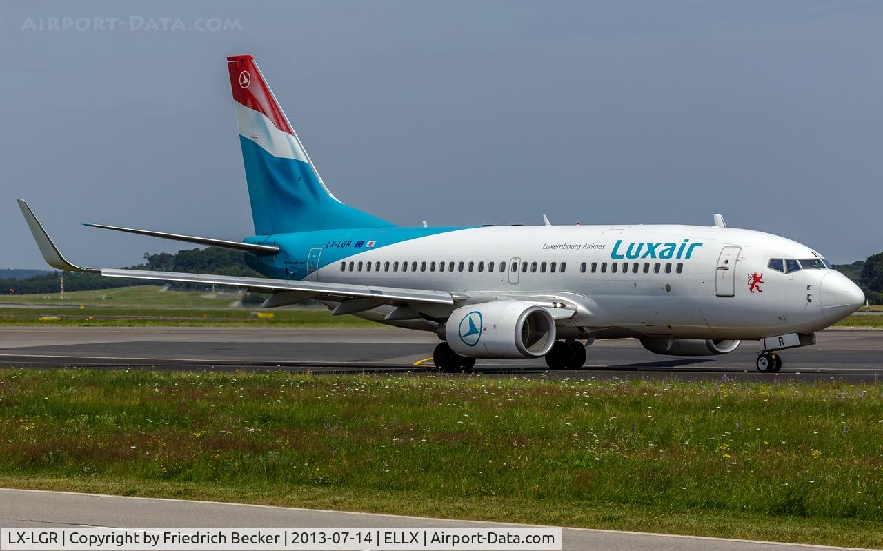 LX-LGR, 2004 Boeing 737-7C9 C/N 33803, taxying to the active