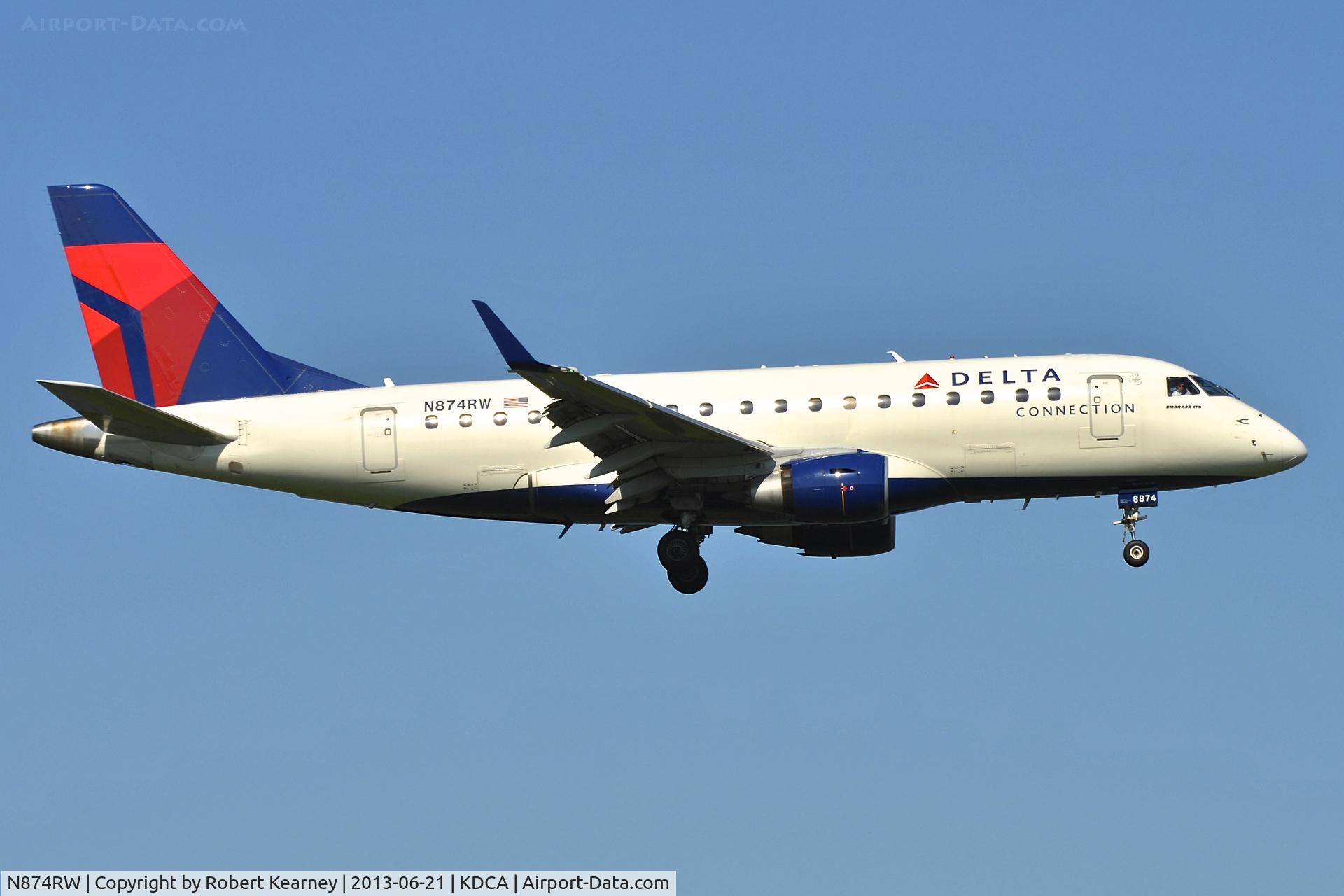 N874RW, 2006 Embraer 170SE (ERJ-170-100SE) C/N 17000148, On short finals for r/w 19