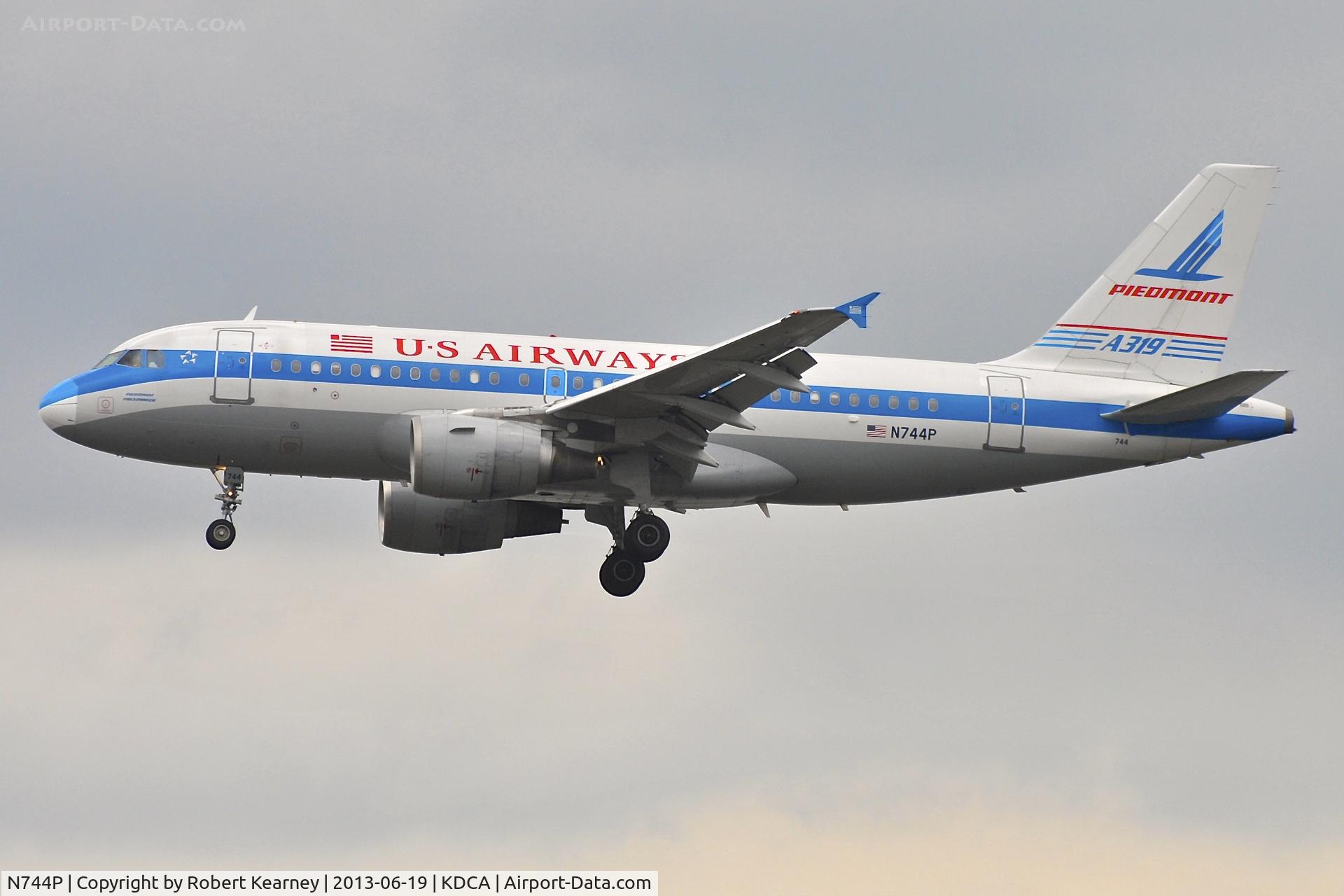 N744P, 2000 Airbus A319-112 C/N 1287, On short finals for r/w 1