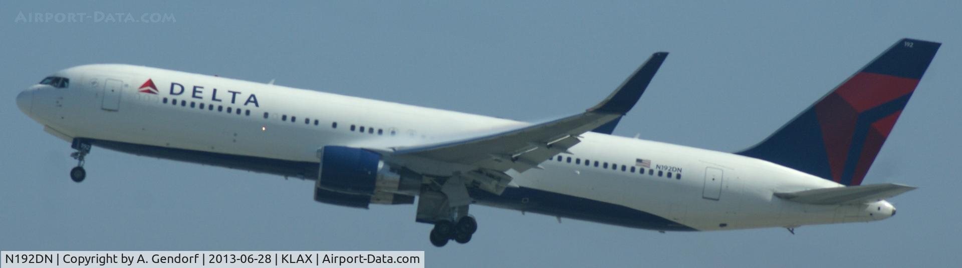 N192DN, 1997 Boeing 767-332 C/N 28449, Delta, seen here taking off RWY 25R at Los Angeles Int´l(KLAX)