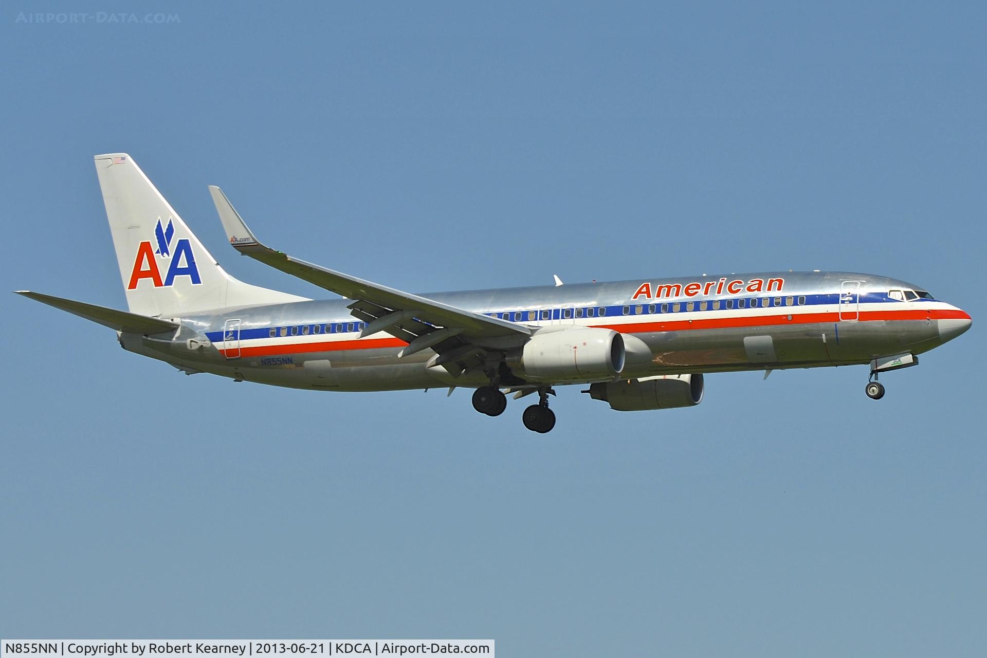 N855NN, 2010 Boeing 737-823 C/N 40582, On short finals for r/w 19