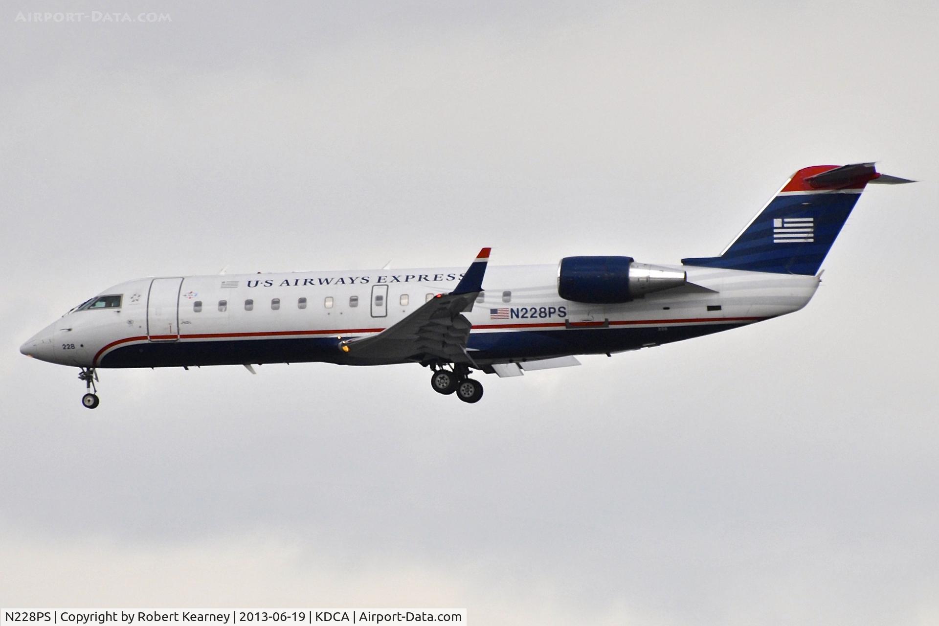 N228PS, 2004 Bombardier CRJ-200ER (CL-600-2B19) C/N 7897, On short finals for r/w 1