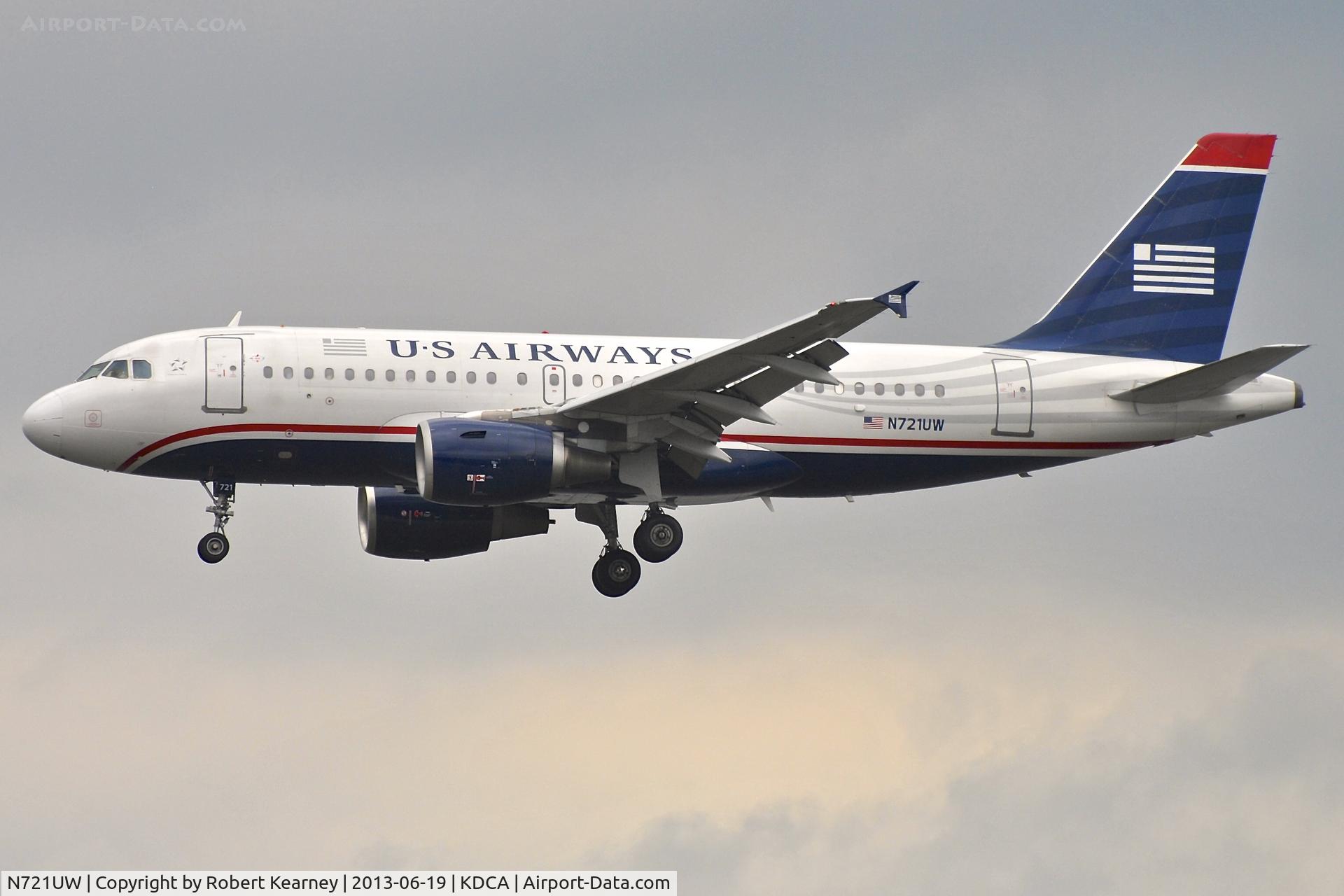 N721UW, 1999 Airbus A319-112 C/N 1095, On short finals for r/w 1