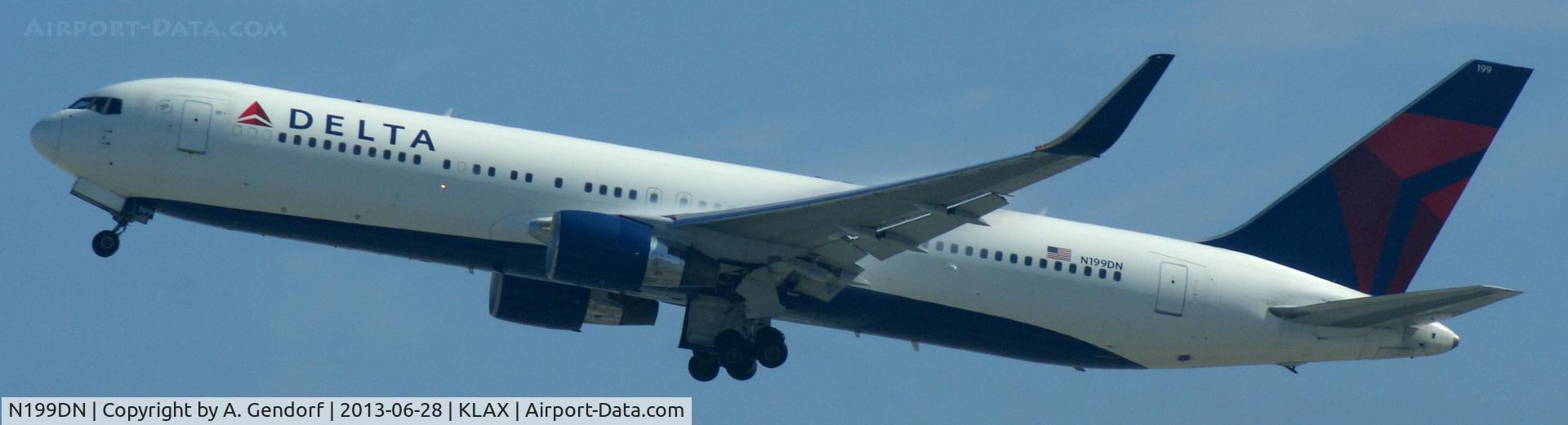 N199DN, 1998 Boeing 767-332/ER C/N 28456, Delta, seen here during take off at Los Angeles Int´l(KLAX)