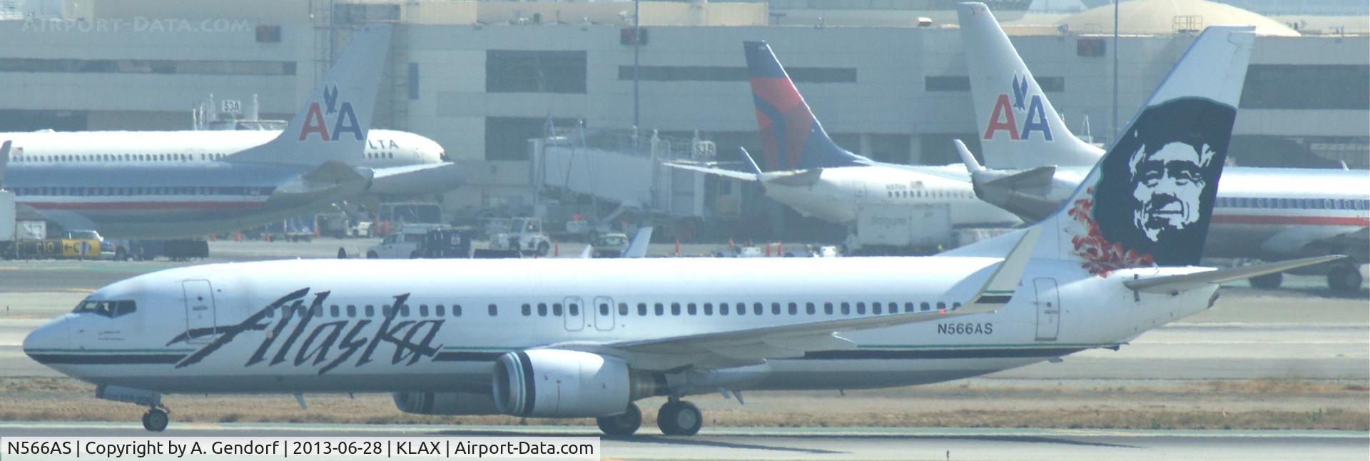 N566AS, 2007 Boeing 737-890 C/N 35182, Alaska Airlines, is taxiing to the gate at Los Angeles Int´l(KLAX) after landing
