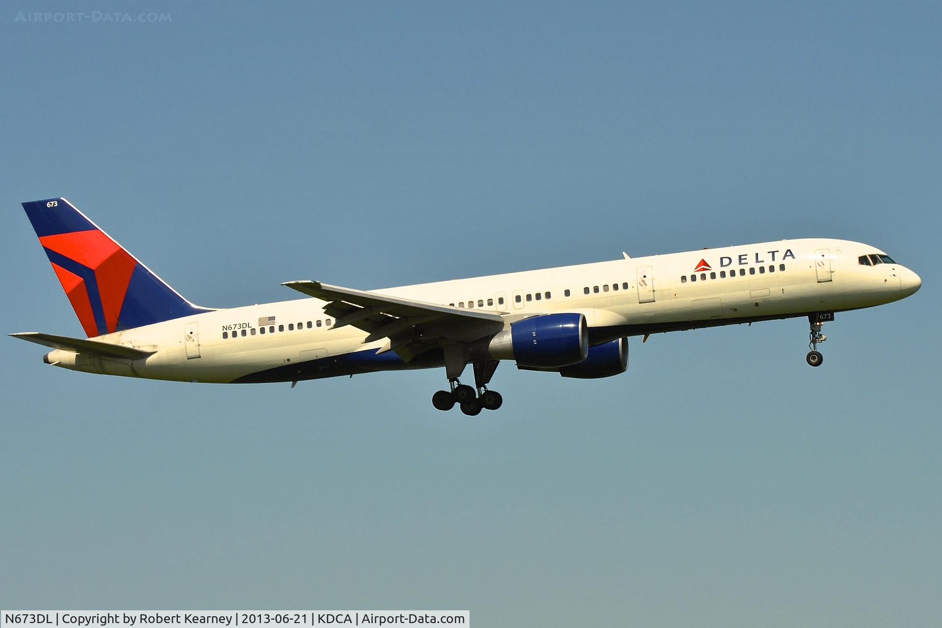 N673DL, 1992 Boeing 757-232 C/N 25978, On short finals for r/w 19