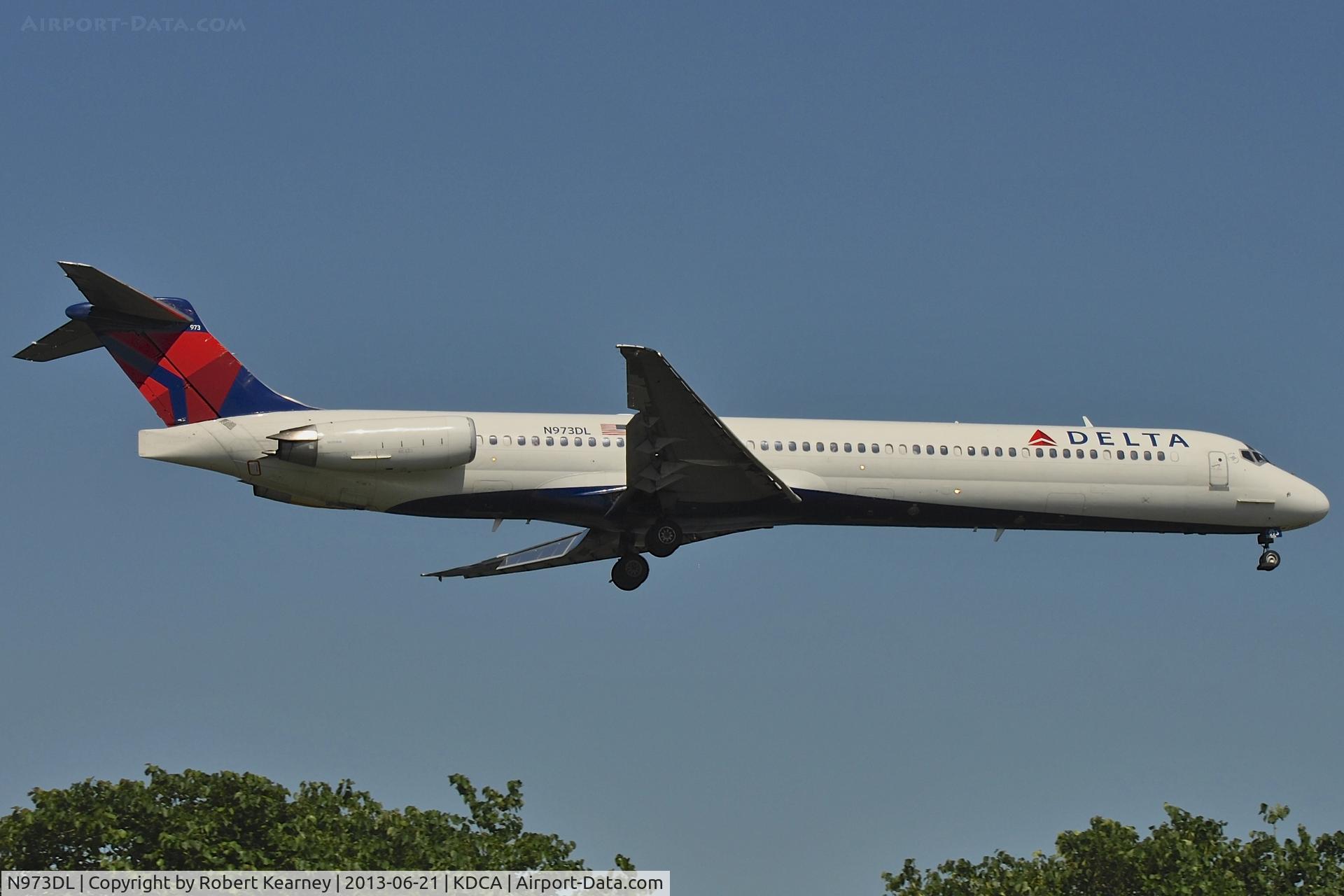 N973DL, 1991 McDonnell Douglas MD-88 C/N 53241, On short finals for r/w 19
