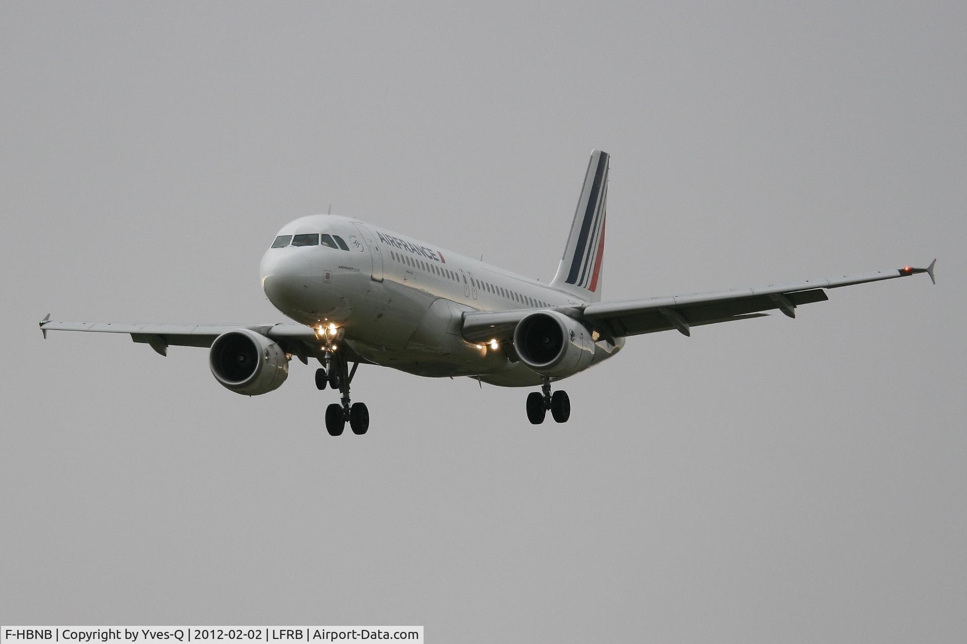 F-HBNB, 2010 Airbus A320-214 C/N 4402, Airbus A320-214, Short approach rwy 25L, Brest-Bretagne Airport (LFRB-BES)