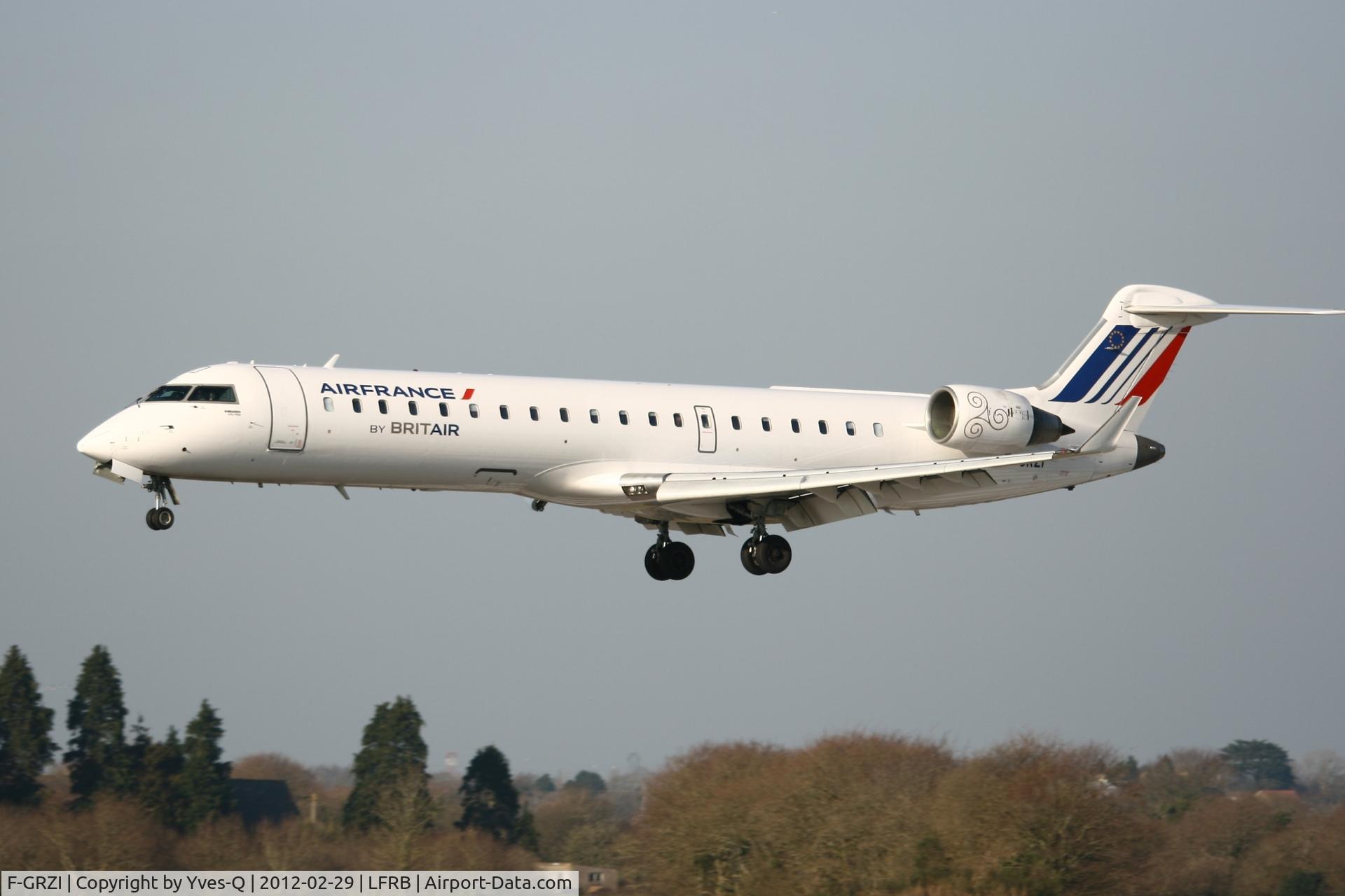 F-GRZI, Canadair CRJ-702 (CL-600-2C10) Regional Jet C/N 10093, Canadair CL-600-2C10 Regional Jet CRJ-702 , On final rwy 25L, Brest-Bretagne Airport (LFRB-BES)