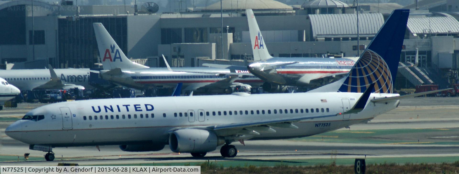 N77525, 2010 Boeing 737-824 C/N 31659, United, is taxiing at Los Angeles Int´l(KLAX)