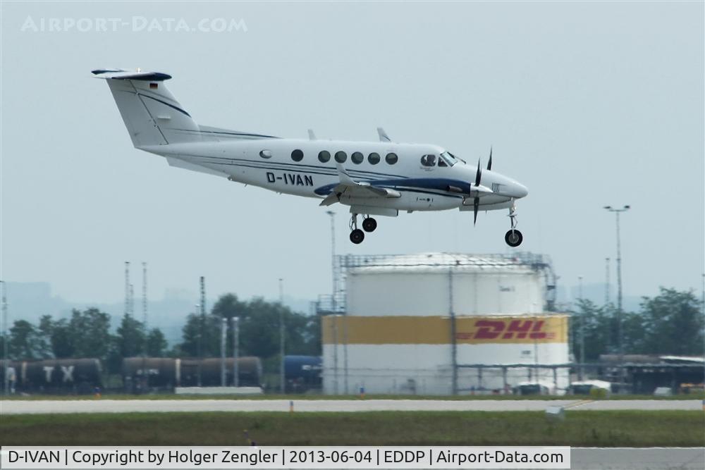 D-IVAN, 1999 Raytheon B200 King Air C/N BB-1662, Yes, IVAN is swaying down to rwy 26L....