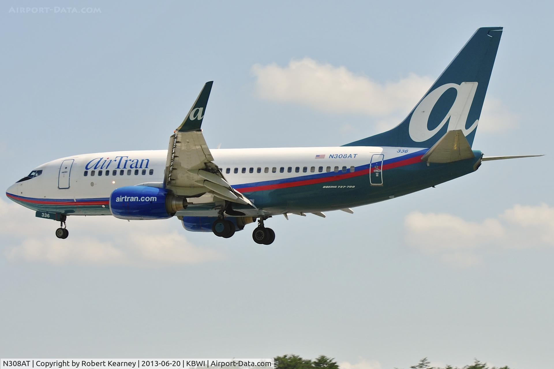 N308AT, 2006 Boeing 737-7BD C/N 35109, On short finals for r/w 33L