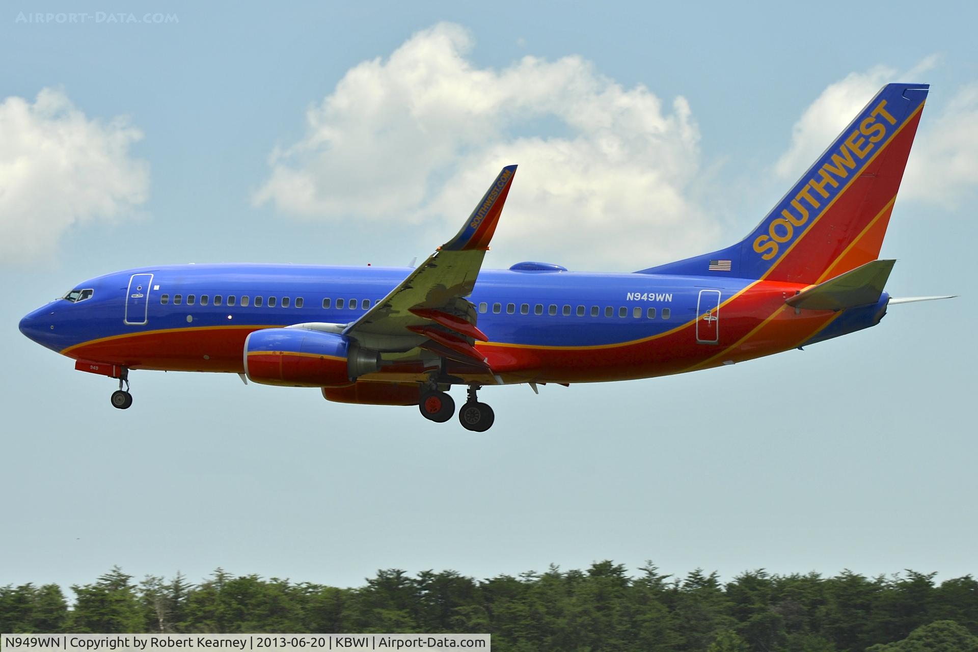 N949WN, 2010 Boeing 737-7H4 C/N 36663, On short finals for r/w 33L