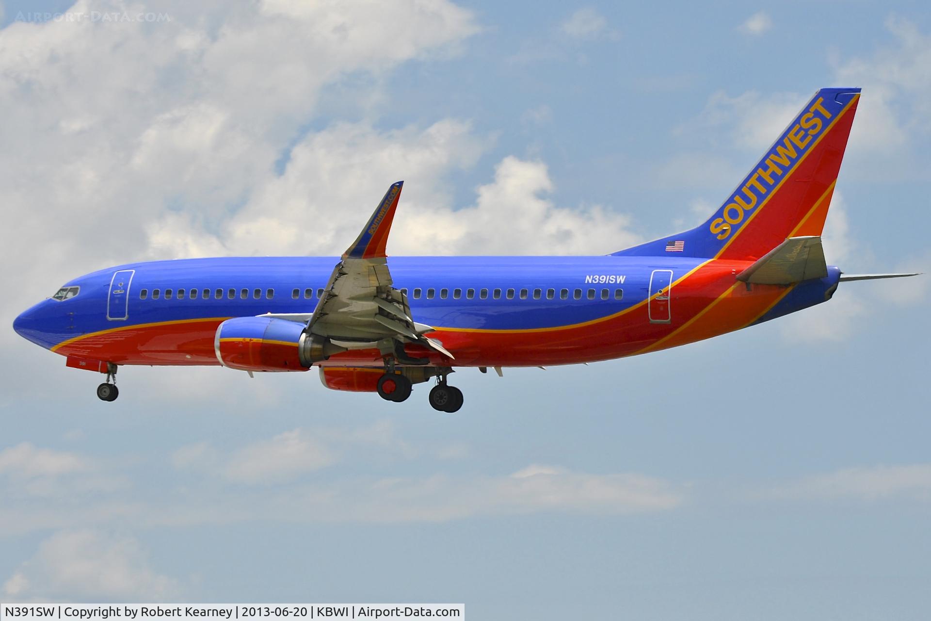 N391SW, 1994 Boeing 737-3H4 C/N 27378, On short finals for r/w 33L