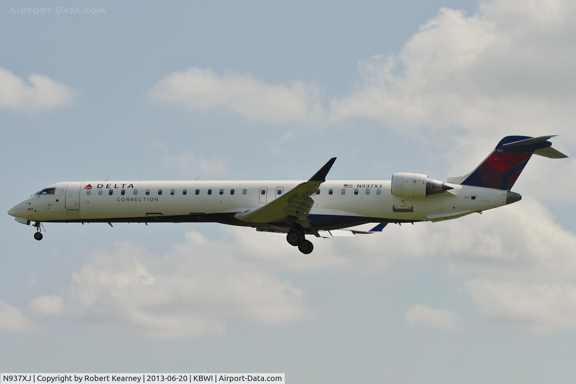 N937XJ, 2008 Bombardier CRJ-900ER (CL-600-2D24) C/N 15210, On short finals for r/w 33L