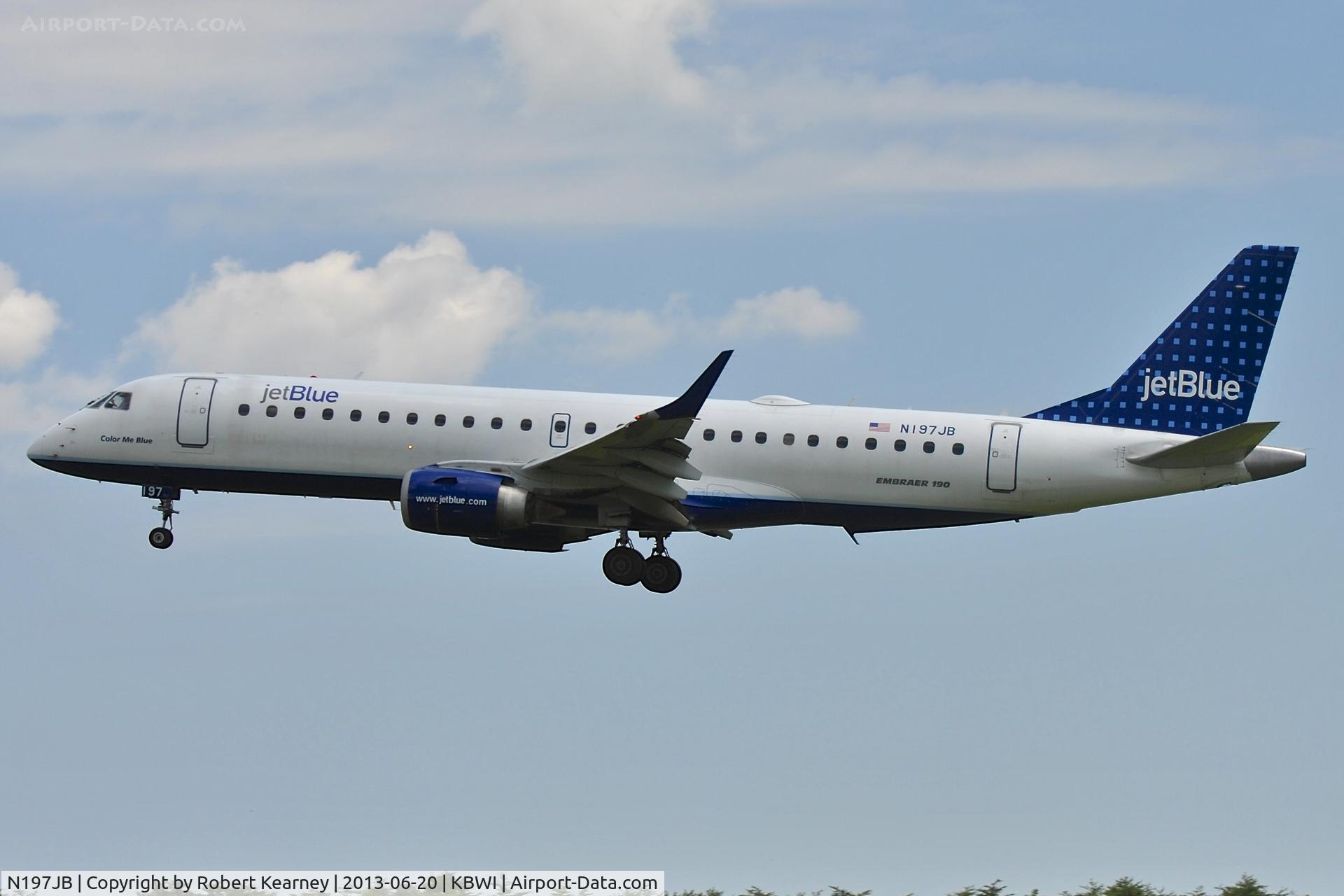 N197JB, 2006 Embraer 190AR (ERJ-190-100IGW) C/N 19000020, On short finals for r/w 33L