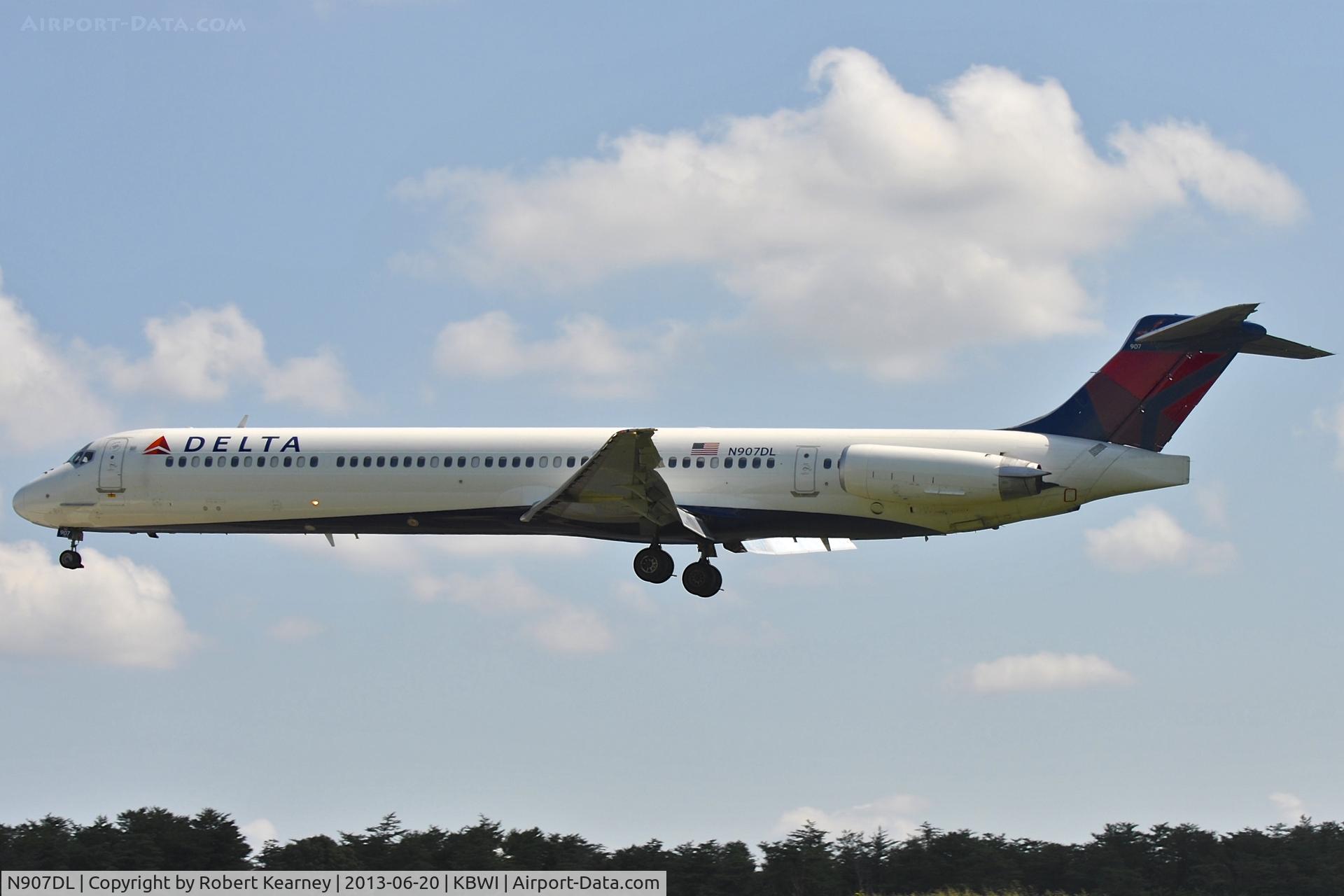 N907DL, 1987 McDonnell Douglas MD-88 C/N 49538, On short finals for r/w 33L