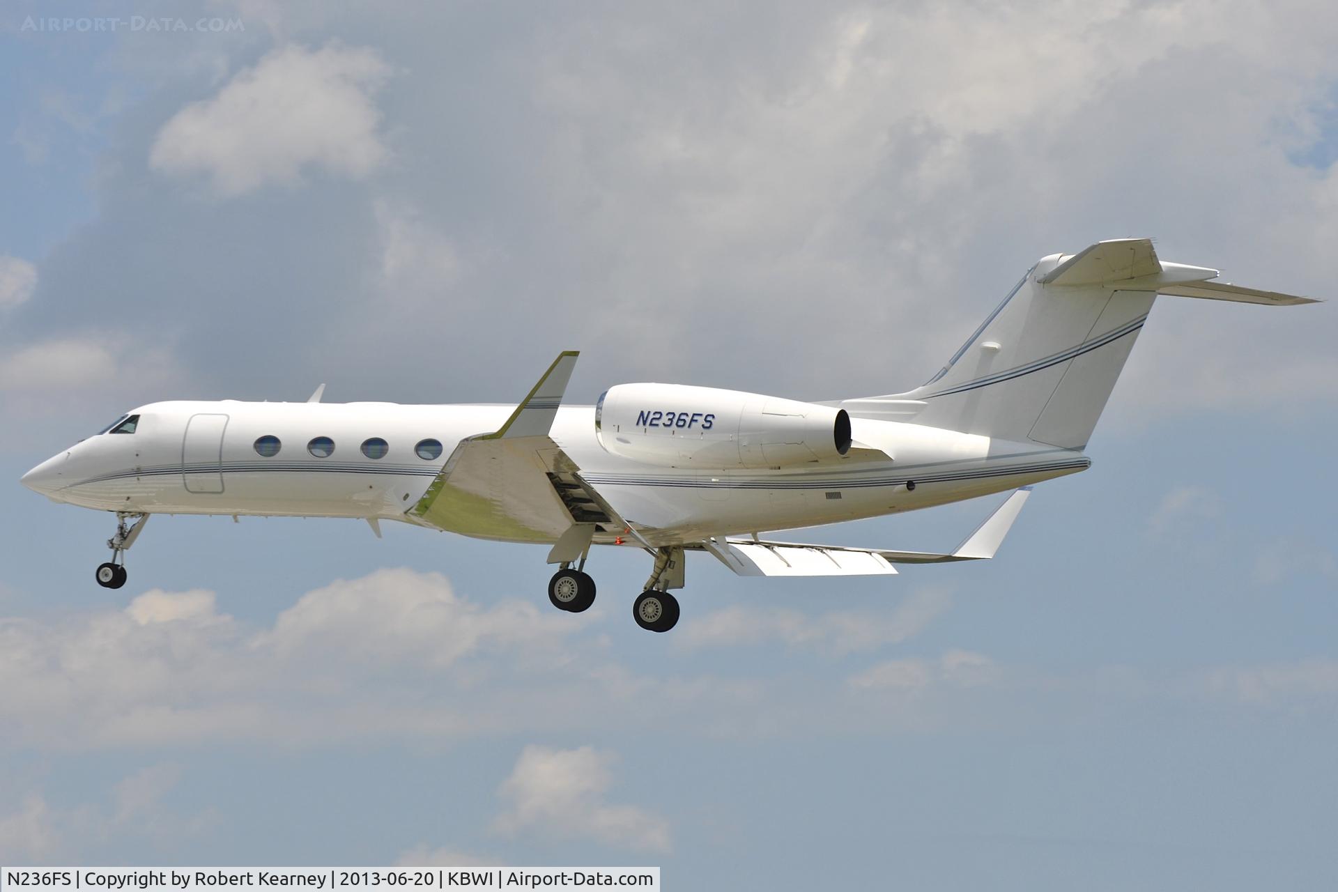 N236FS, 2011 Gulfstream Aerospace GIV-X (G450) C/N 4236, On short finals for r/w 33L